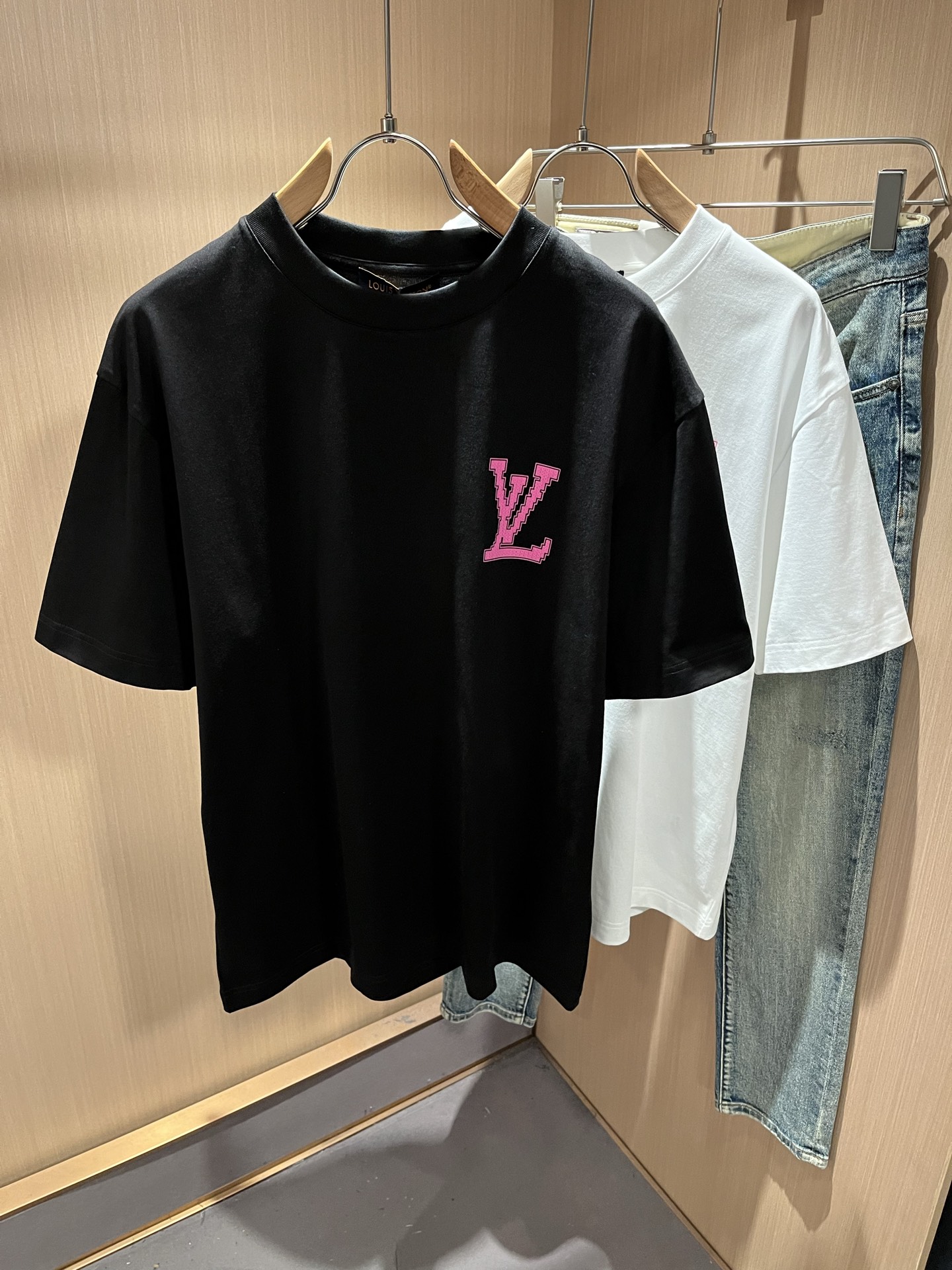 LouisVuitt*路易*登 2026春夏全新系列单品上线，非常时髦前卫的一款男女同款短袖T恤，标识l