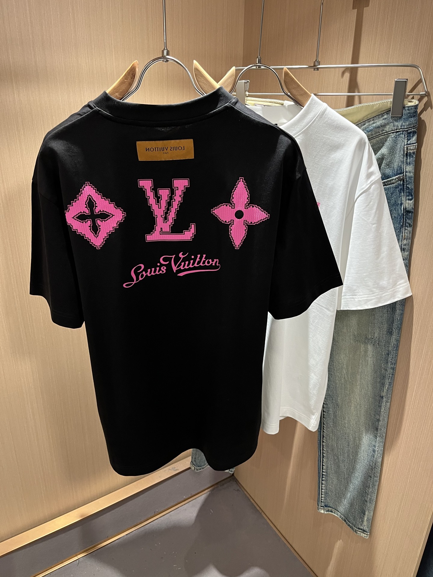 LouisVuitt*路易*登 2026春夏全新系列单品上线，非常时髦前卫的一款男女同款短袖T恤，标识l