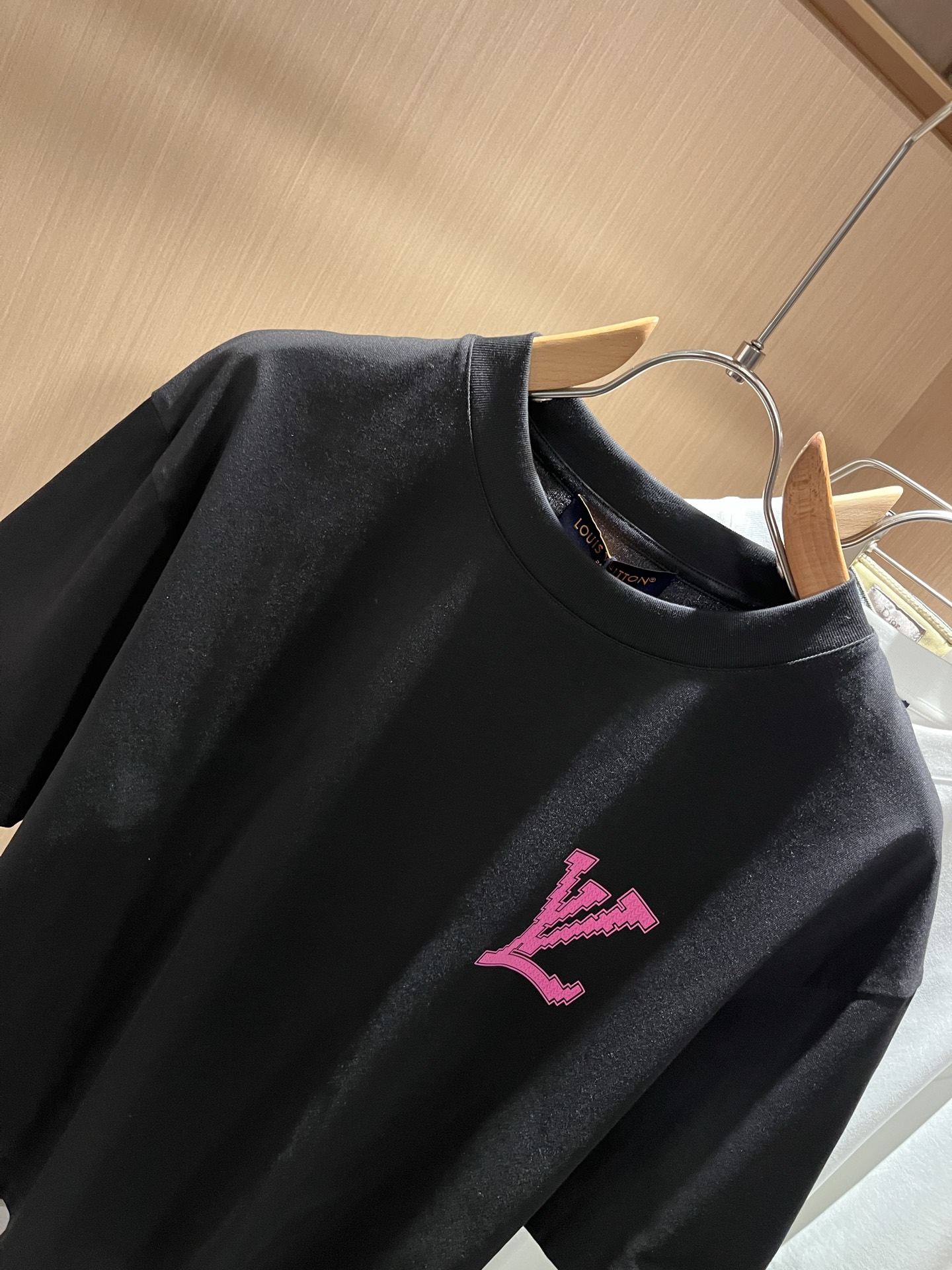 LouisVuitt*路易*登 2026春夏全新系列单品上线，非常时髦前卫的一款男女同款短袖T恤，标识l