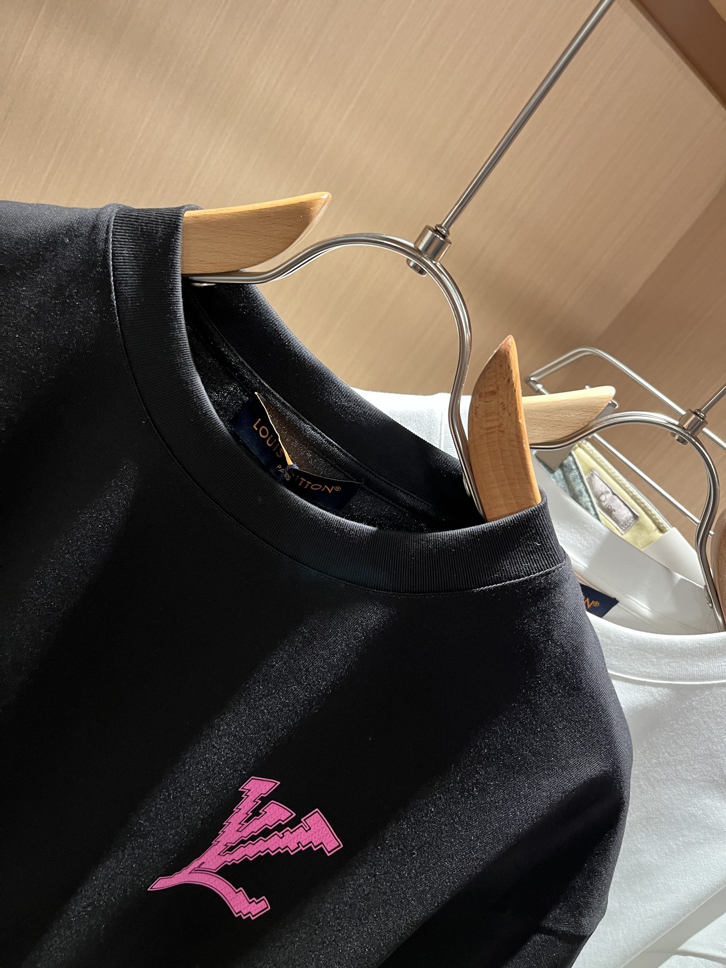 LouisVuitt*路易*登 2026春夏全新系列单品上线，非常时髦前卫的一款男女同款短袖T恤，标识l