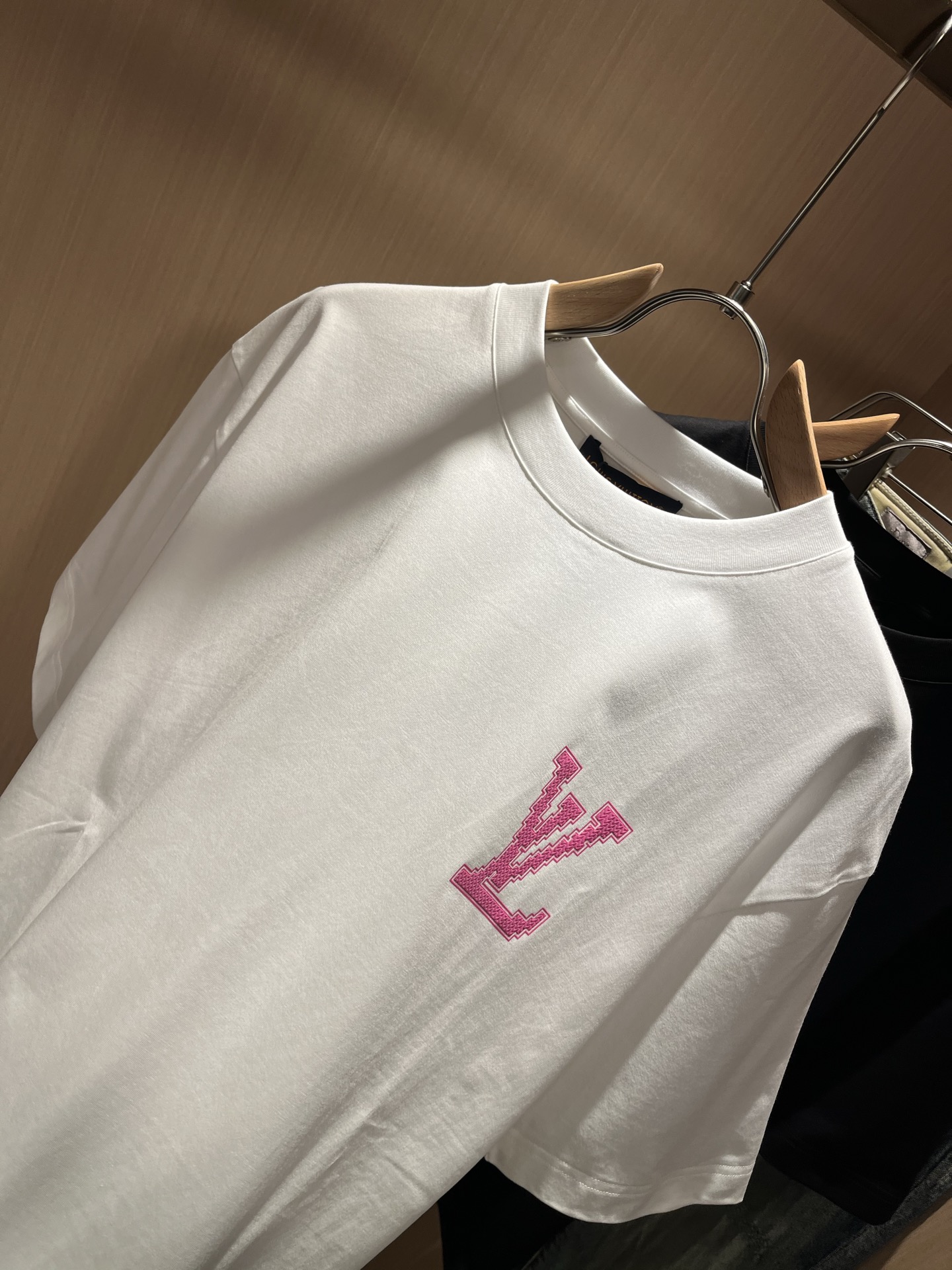 LouisVuitt*路易*登 2026春夏全新系列单品上线，非常时髦前卫的一款男女同款短袖T恤，标识l