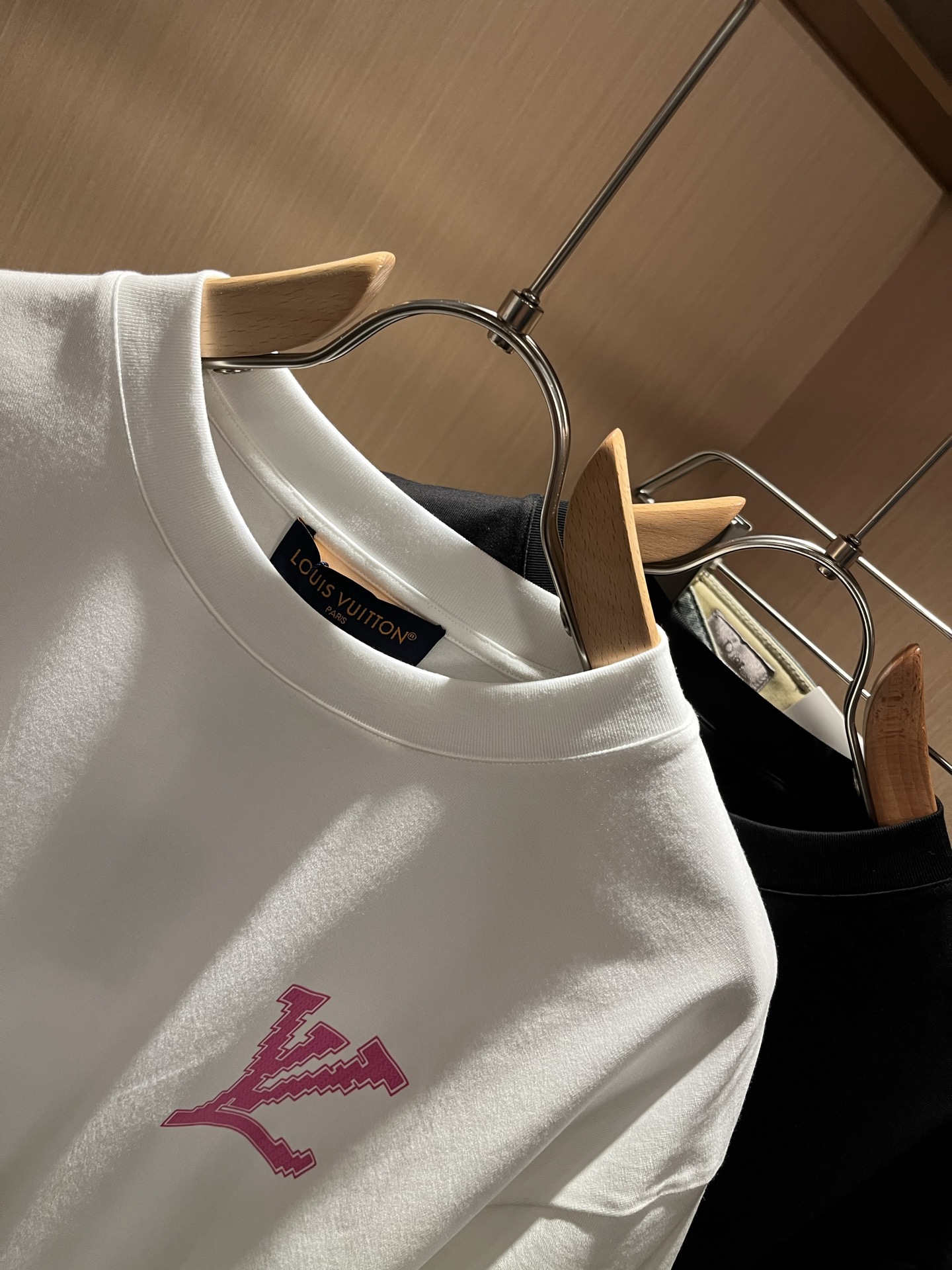 LouisVuitt*路易*登 2026春夏全新系列单品上线，非常时髦前卫的一款男女同款短袖T恤，标识l