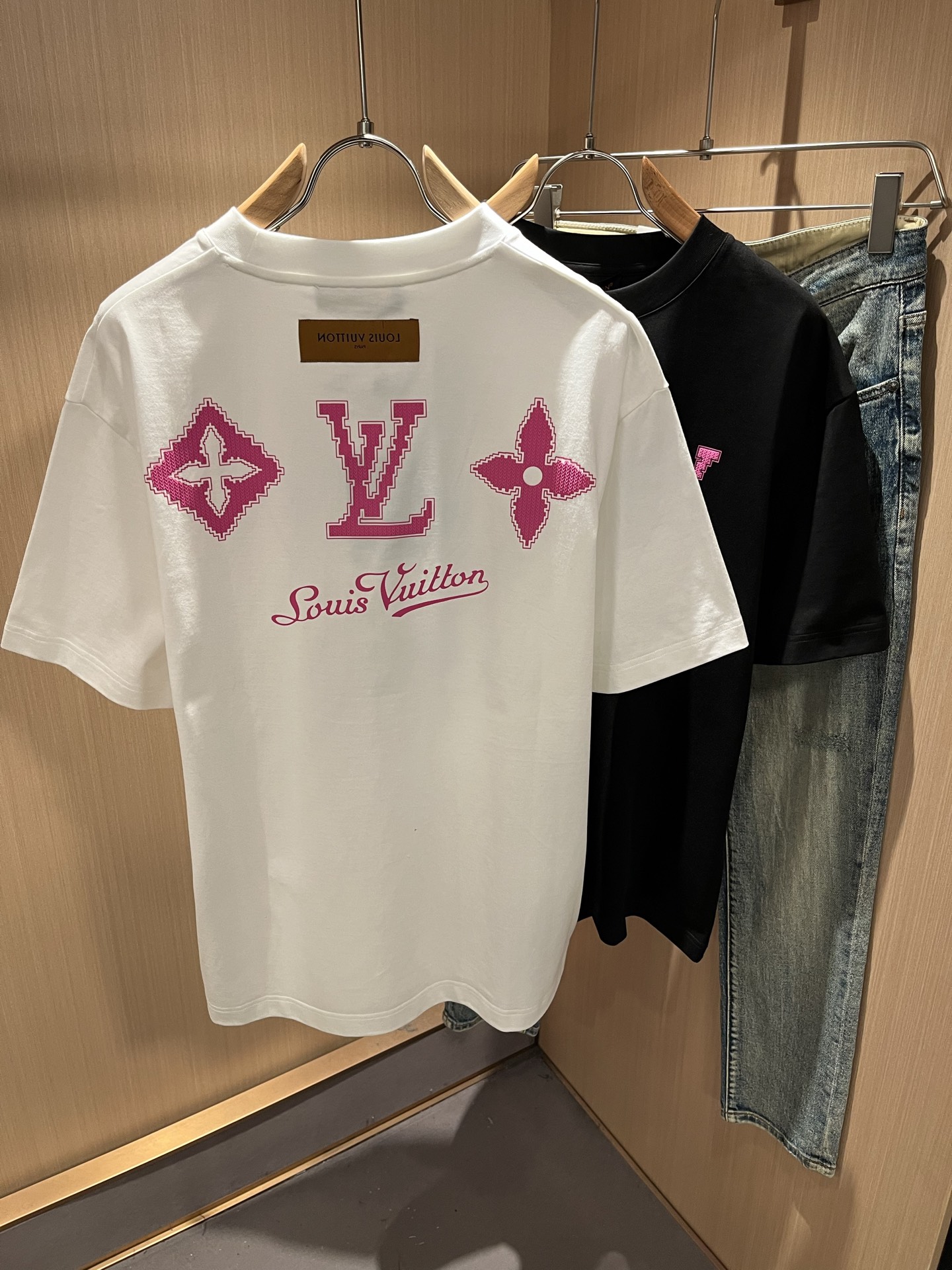 LouisVuitt*路易*登 2026春夏全新系列单品上线，非常时髦前卫的一款男女同款短袖T恤，标识l