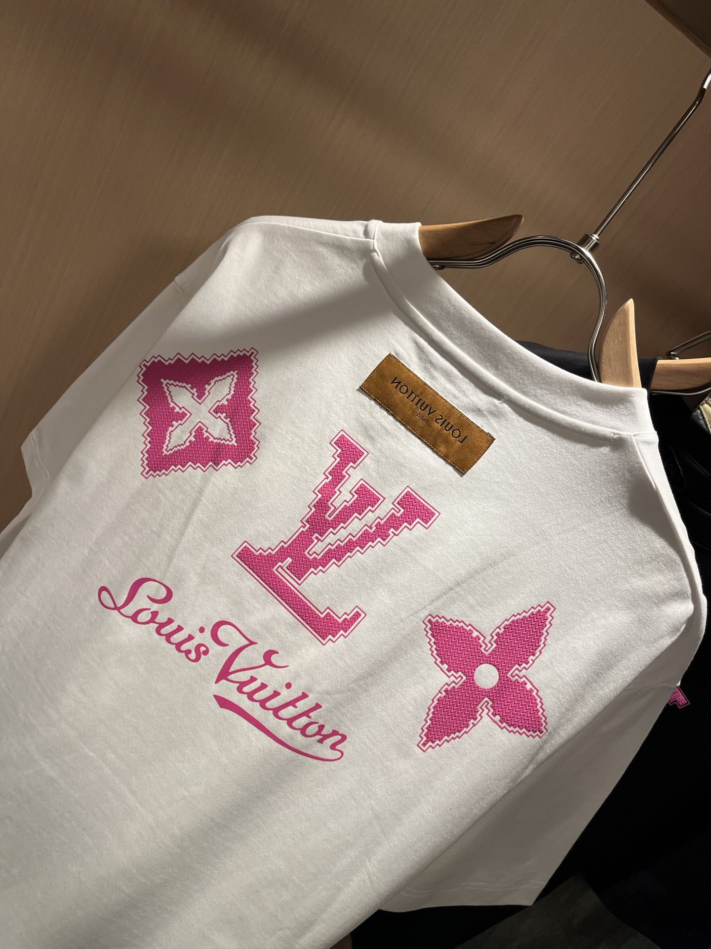 LouisVuitt*路易*登 2026春夏全新系列单品上线，非常时髦前卫的一款男女同款短袖T恤，标识l