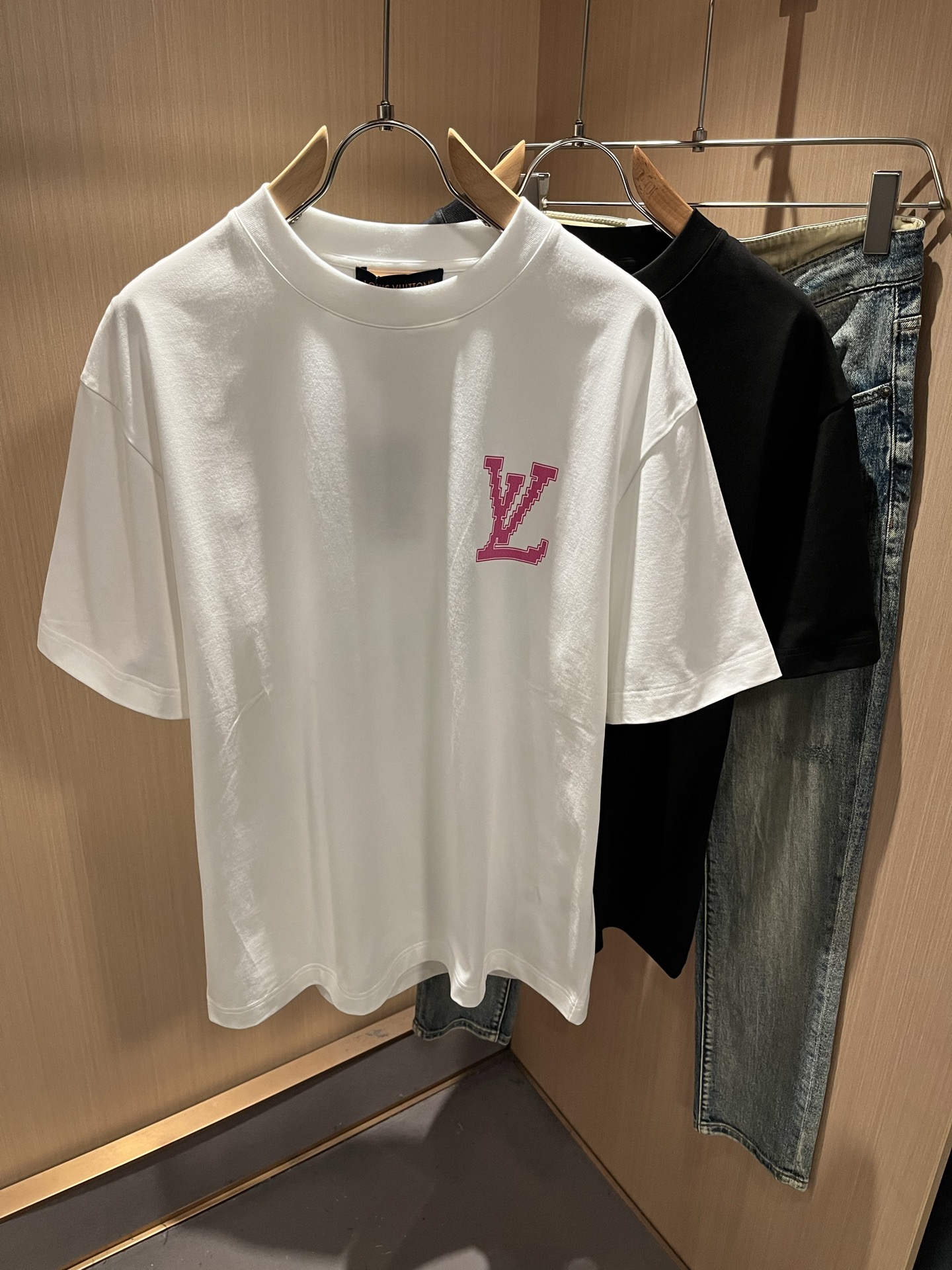 LouisVuitt*路易*登 2026春夏全新系列单品上线，非常时髦前卫的一款男女同款短袖T恤，标识l