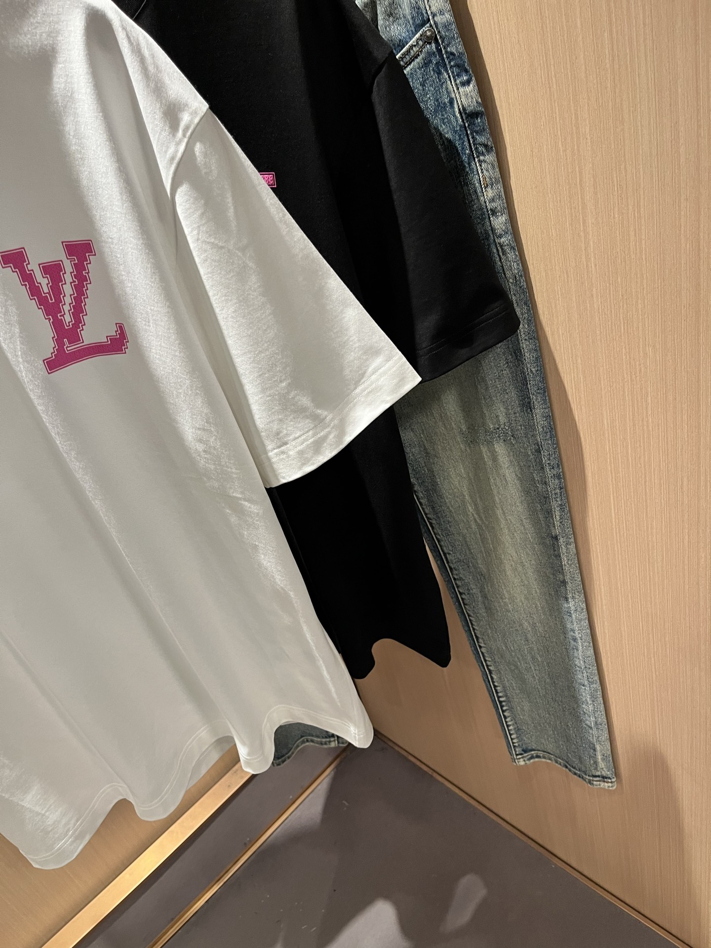 LouisVuitt*路易*登 2026春夏全新系列单品上线，非常时髦前卫的一款男女同款短袖T恤，标识l