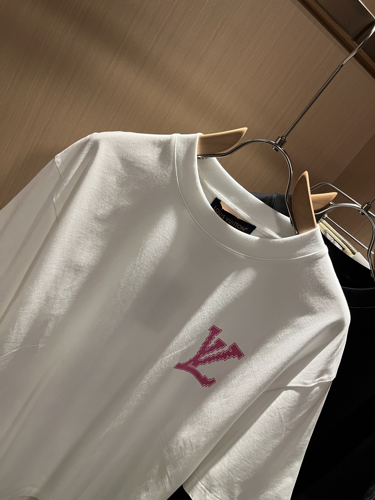 LouisVuitt*路易*登 2026春夏全新系列单品上线，非常时髦前卫的一款男女同款短袖T恤，标识l