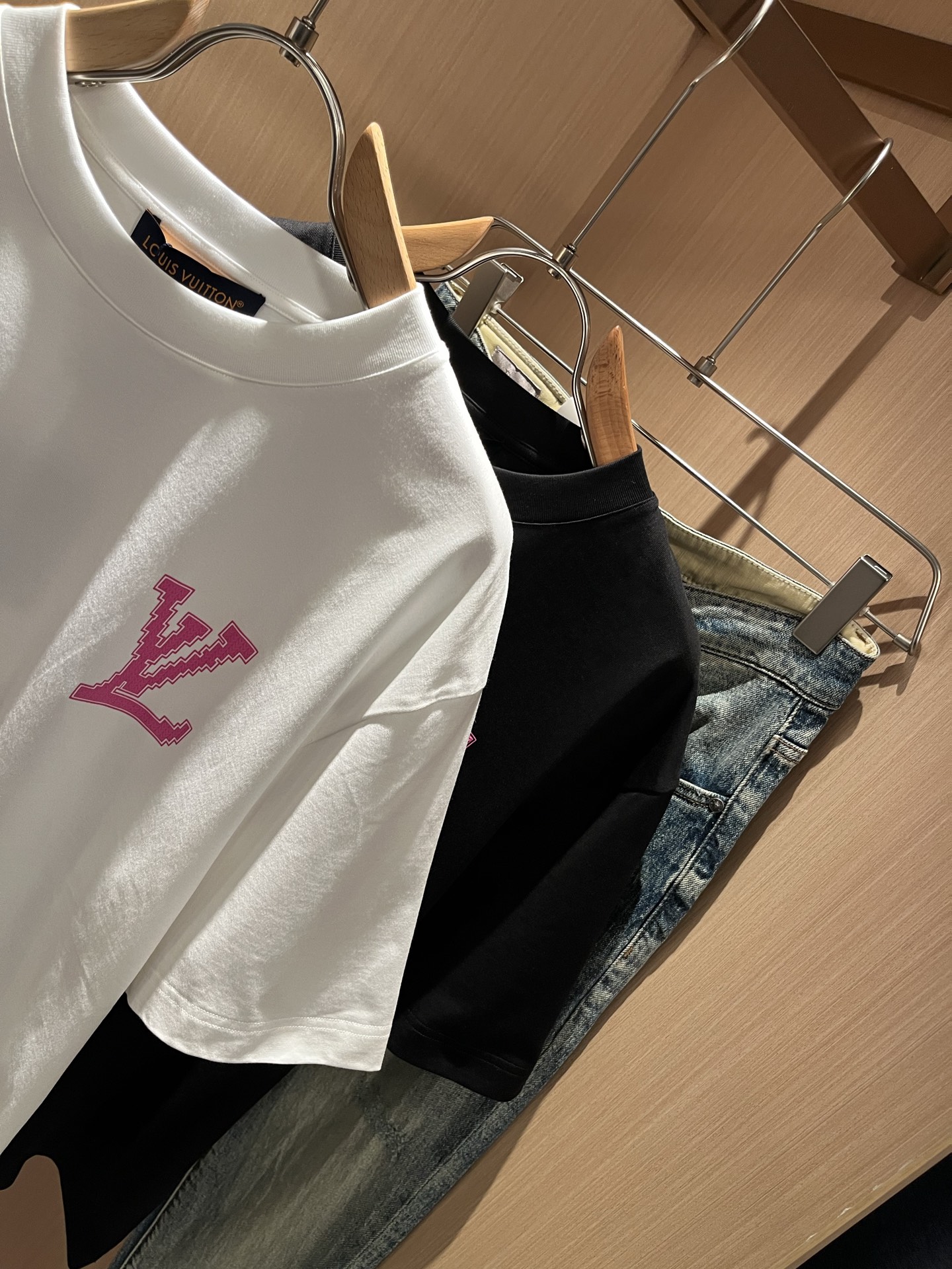 LouisVuitt*路易*登 2026春夏全新系列单品上线，非常时髦前卫的一款男女同款短袖T恤，标识l