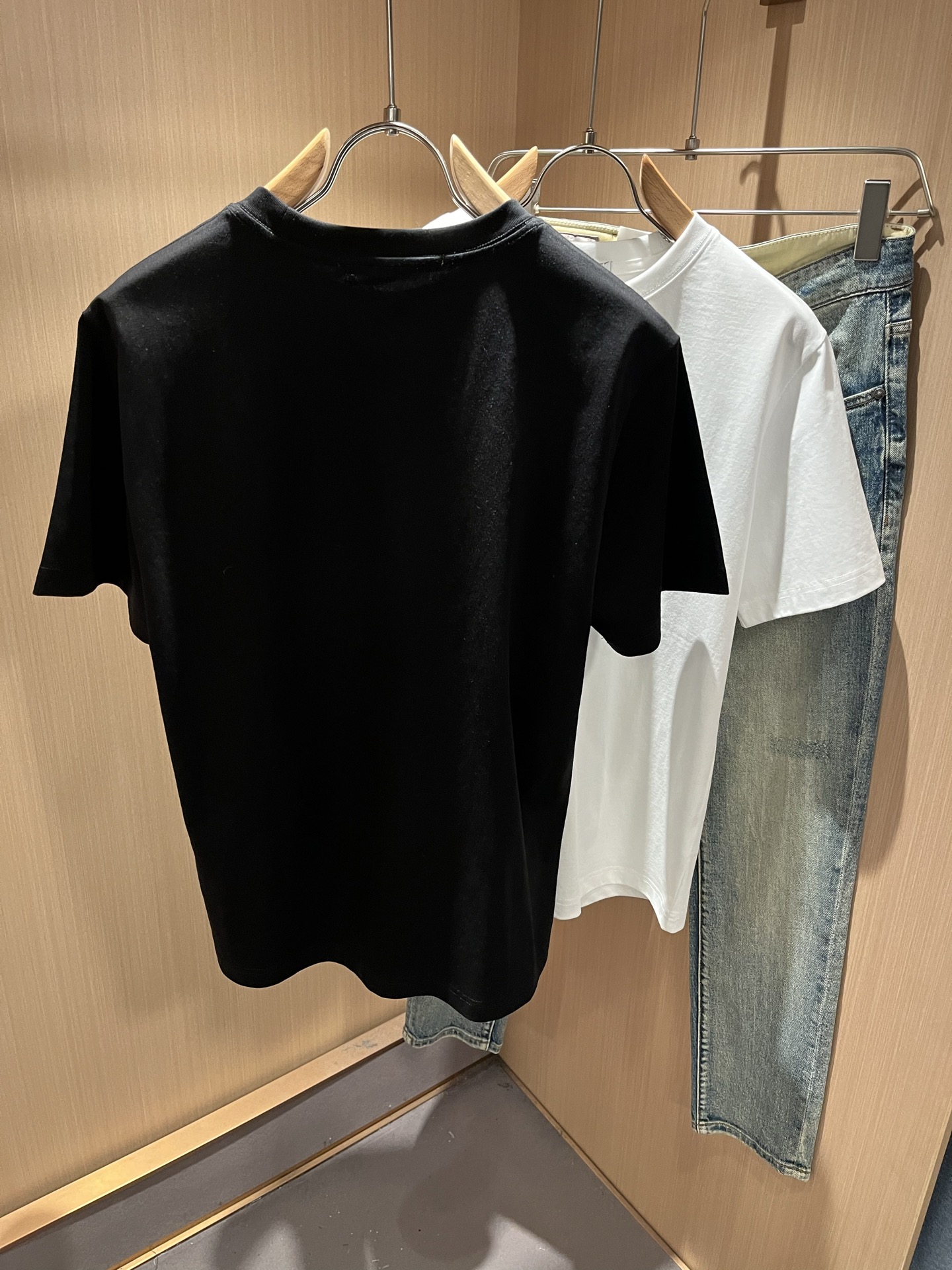 Giv*chy/纪*希2026春夏新款男士短袖T恤，主创时尚注入了全新时尚能量。通过探索各种题材和性感魅