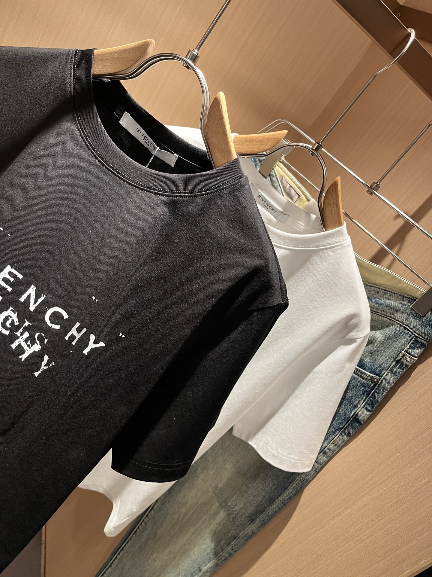 Giv*chy/纪*希2026春夏新款男士短袖T恤，主创时尚注入了全新时尚能量。通过探索各种题材和性感魅