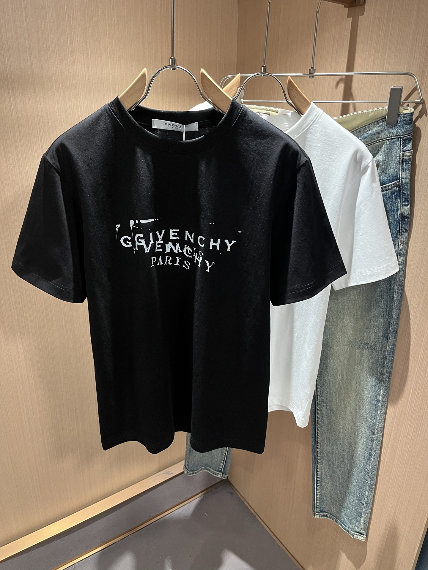 Giv*chy/纪*希2026春夏新款男士短袖T恤，主创时尚注入了全新时尚能量。通过探索各种题材和性感魅