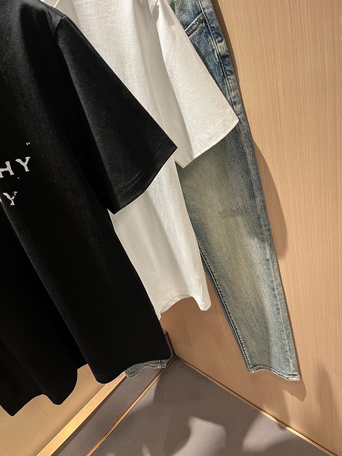 Giv*chy/纪*希2026春夏新款男士短袖T恤，主创时尚注入了全新时尚能量。通过探索各种题材和性感魅