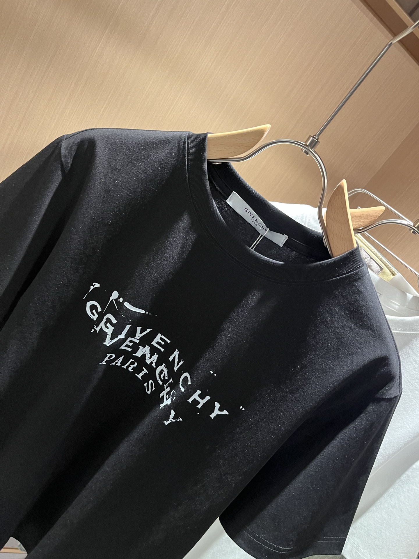 Giv*chy/纪*希2026春夏新款男士短袖T恤，主创时尚注入了全新时尚能量。通过探索各种题材和性感魅