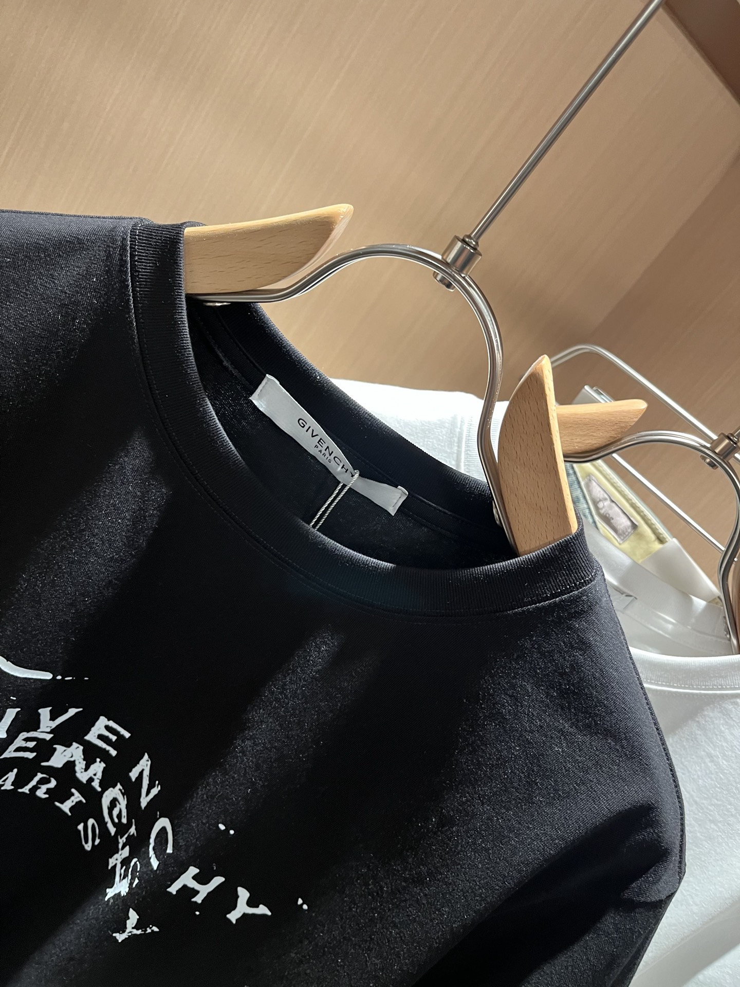 Giv*chy/纪*希2026春夏新款男士短袖T恤，主创时尚注入了全新时尚能量。通过探索各种题材和性感魅