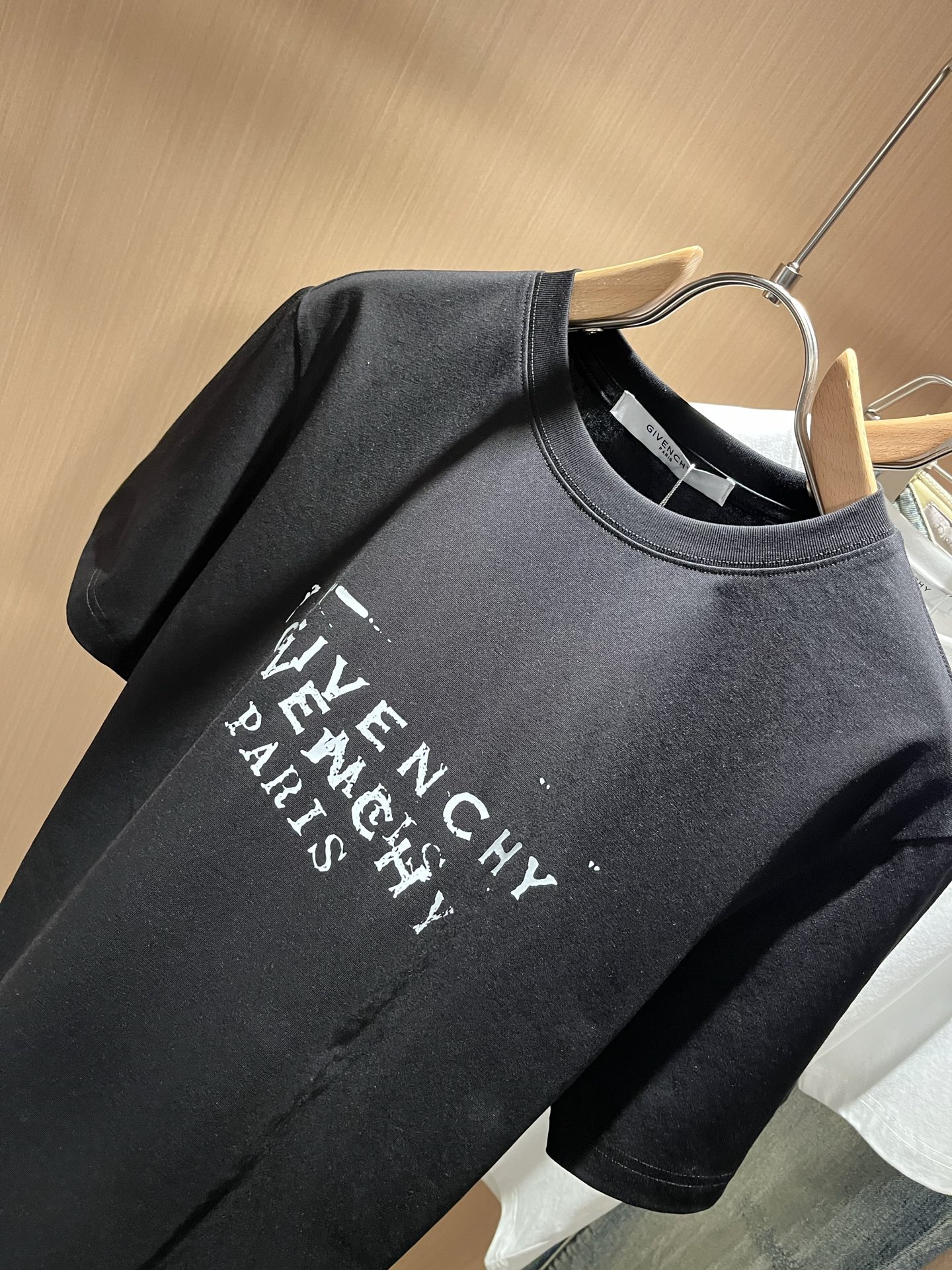 Giv*chy/纪*希2026春夏新款男士短袖T恤，主创时尚注入了全新时尚能量。通过探索各种题材和性感魅