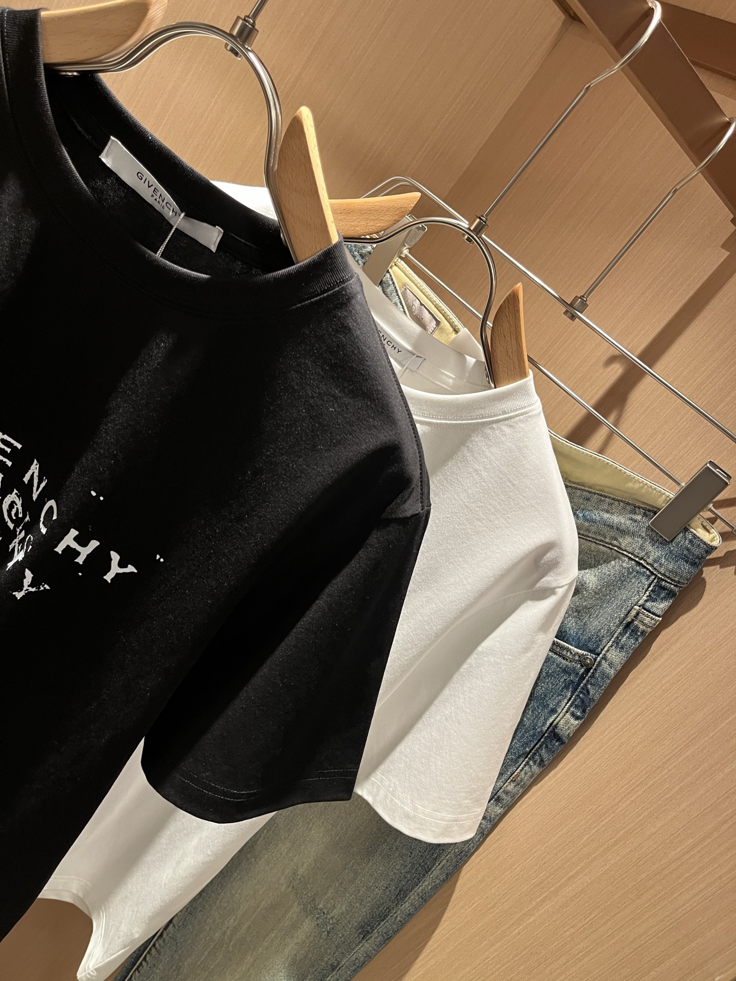 Giv*chy/纪*希2026春夏新款男士短袖T恤，主创时尚注入了全新时尚能量。通过探索各种题材和性感魅