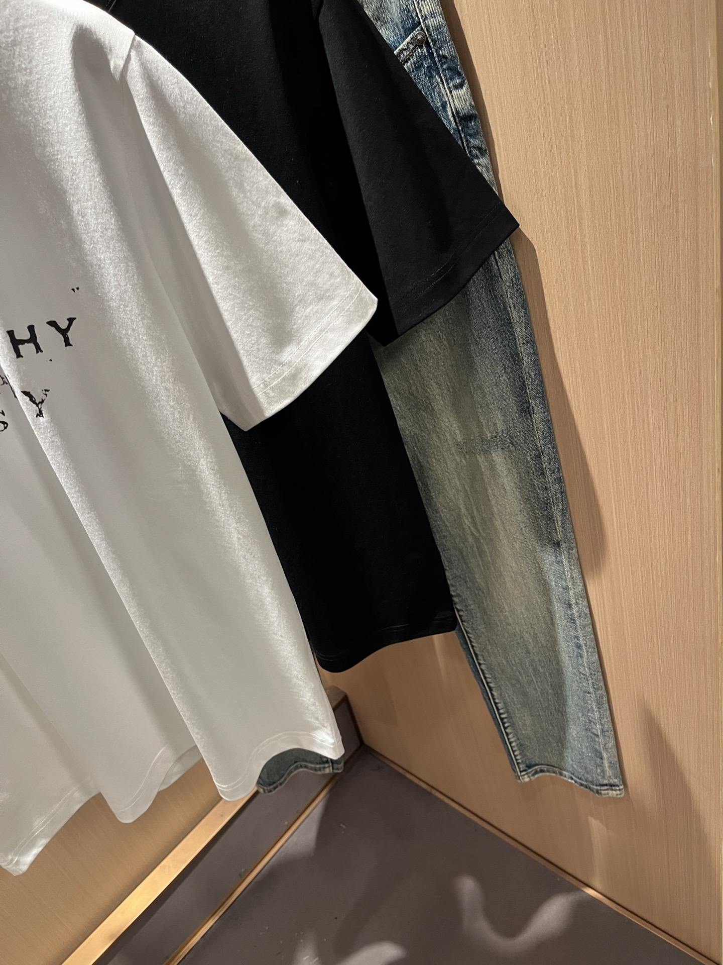 Giv*chy/纪*希2026春夏新款男士短袖T恤，主创时尚注入了全新时尚能量。通过探索各种题材和性感魅