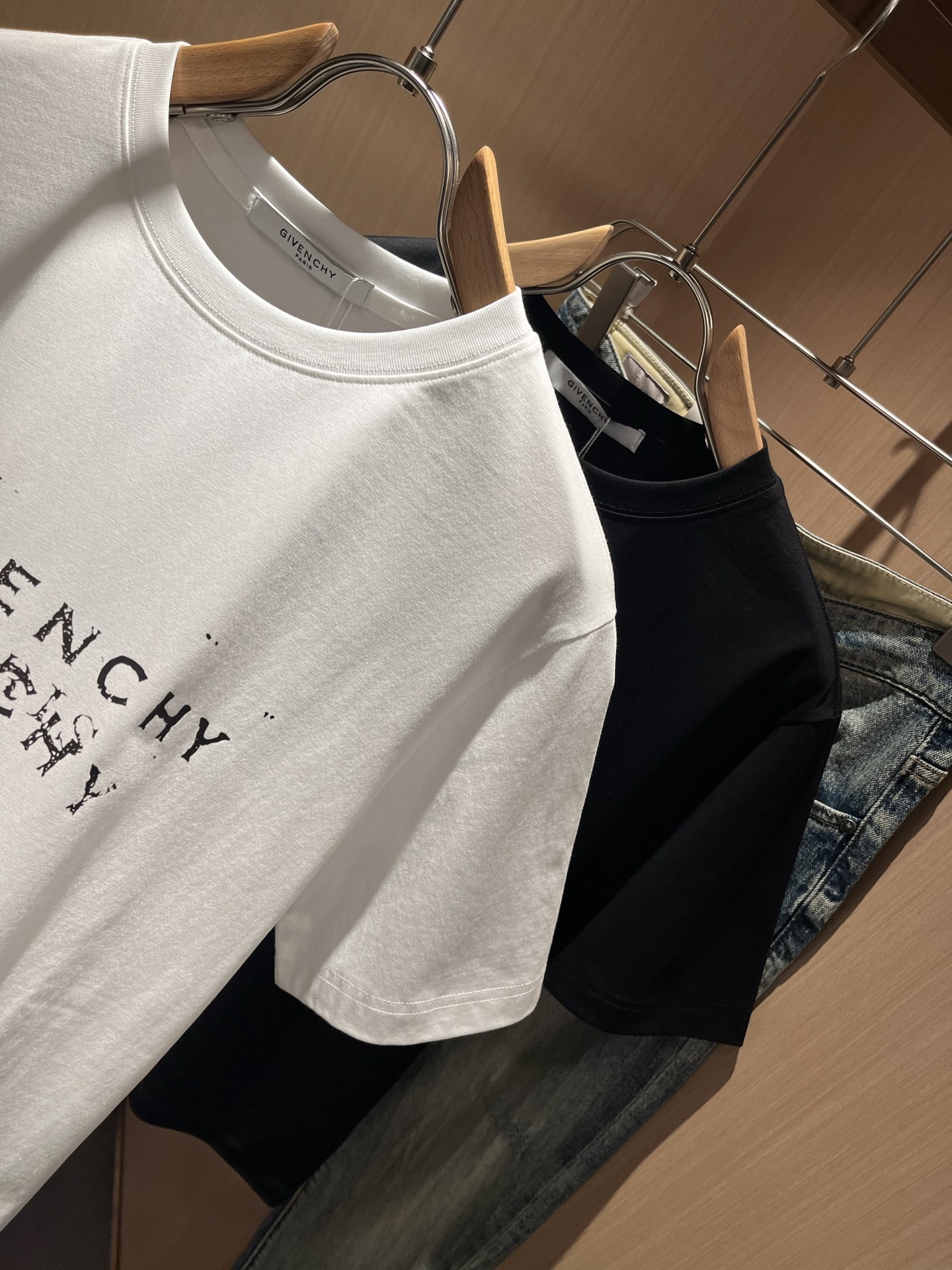 Giv*chy/纪*希2026春夏新款男士短袖T恤，主创时尚注入了全新时尚能量。通过探索各种题材和性感魅