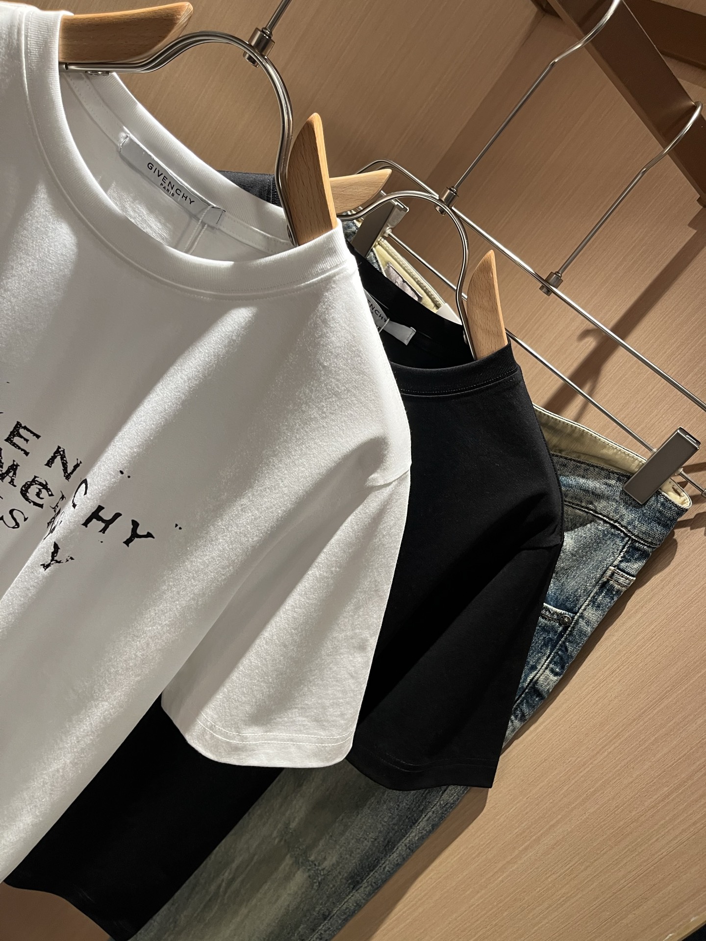 Giv*chy/纪*希2026春夏新款男士短袖T恤，主创时尚注入了全新时尚能量。通过探索各种题材和性感魅