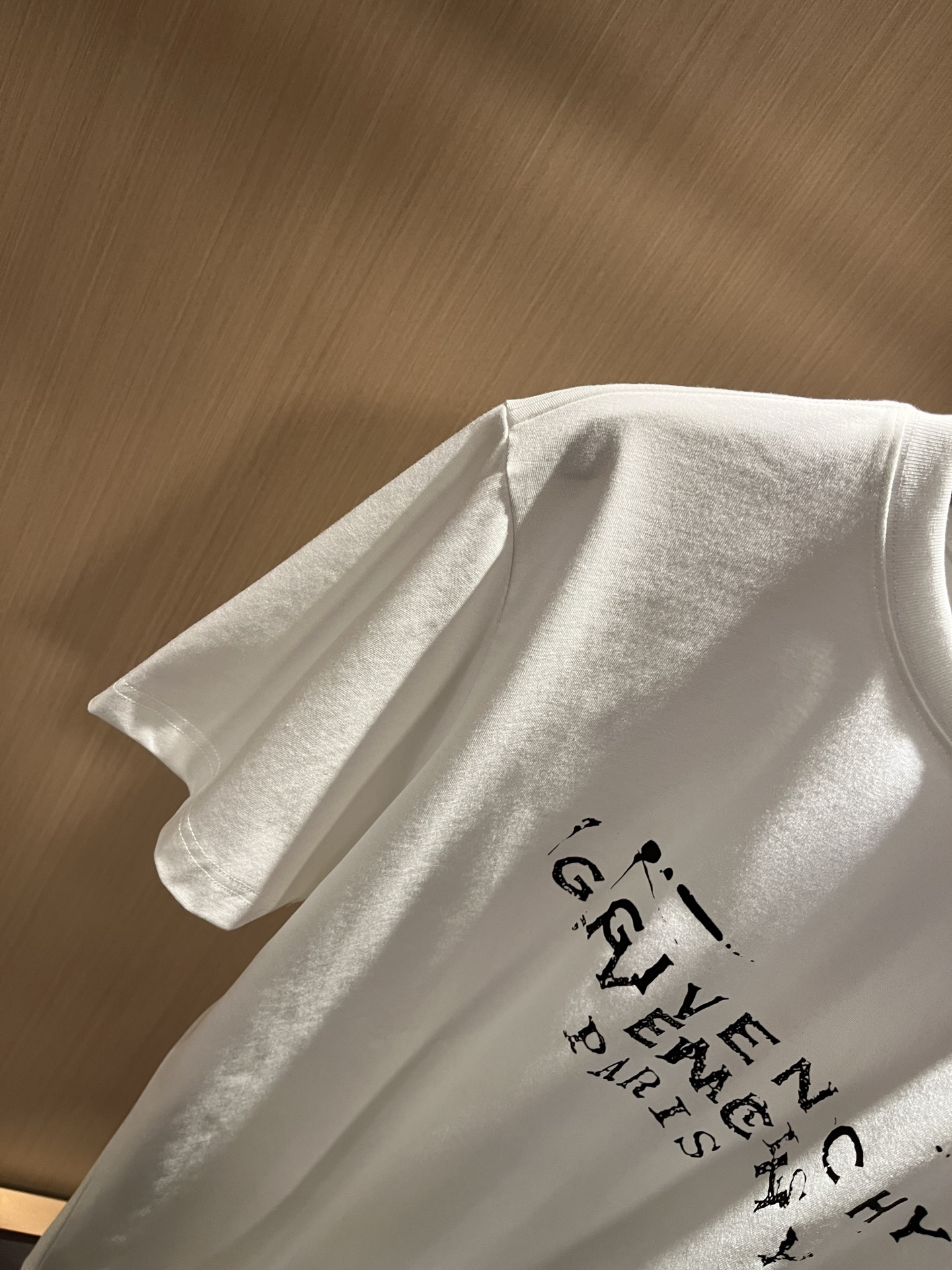 Giv*chy/纪*希2026春夏新款男士短袖T恤，主创时尚注入了全新时尚能量。通过探索各种题材和性感魅