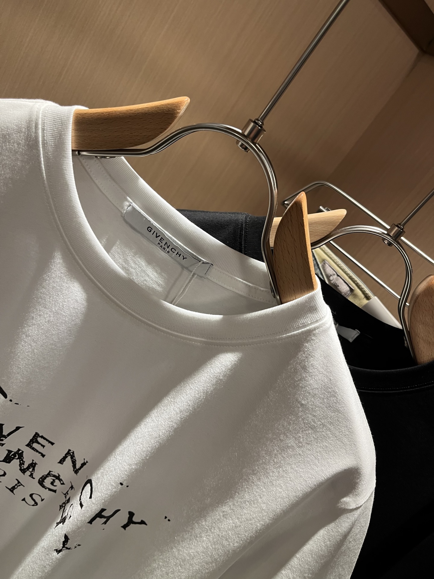 Giv*chy/纪*希2026春夏新款男士短袖T恤，主创时尚注入了全新时尚能量。通过探索各种题材和性感魅