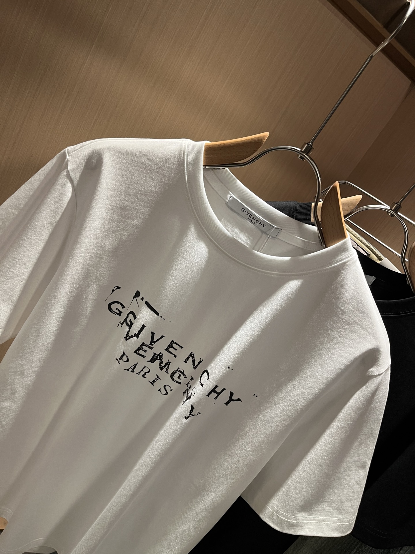 Giv*chy/纪*希2026春夏新款男士短袖T恤，主创时尚注入了全新时尚能量。通过探索各种题材和性感魅