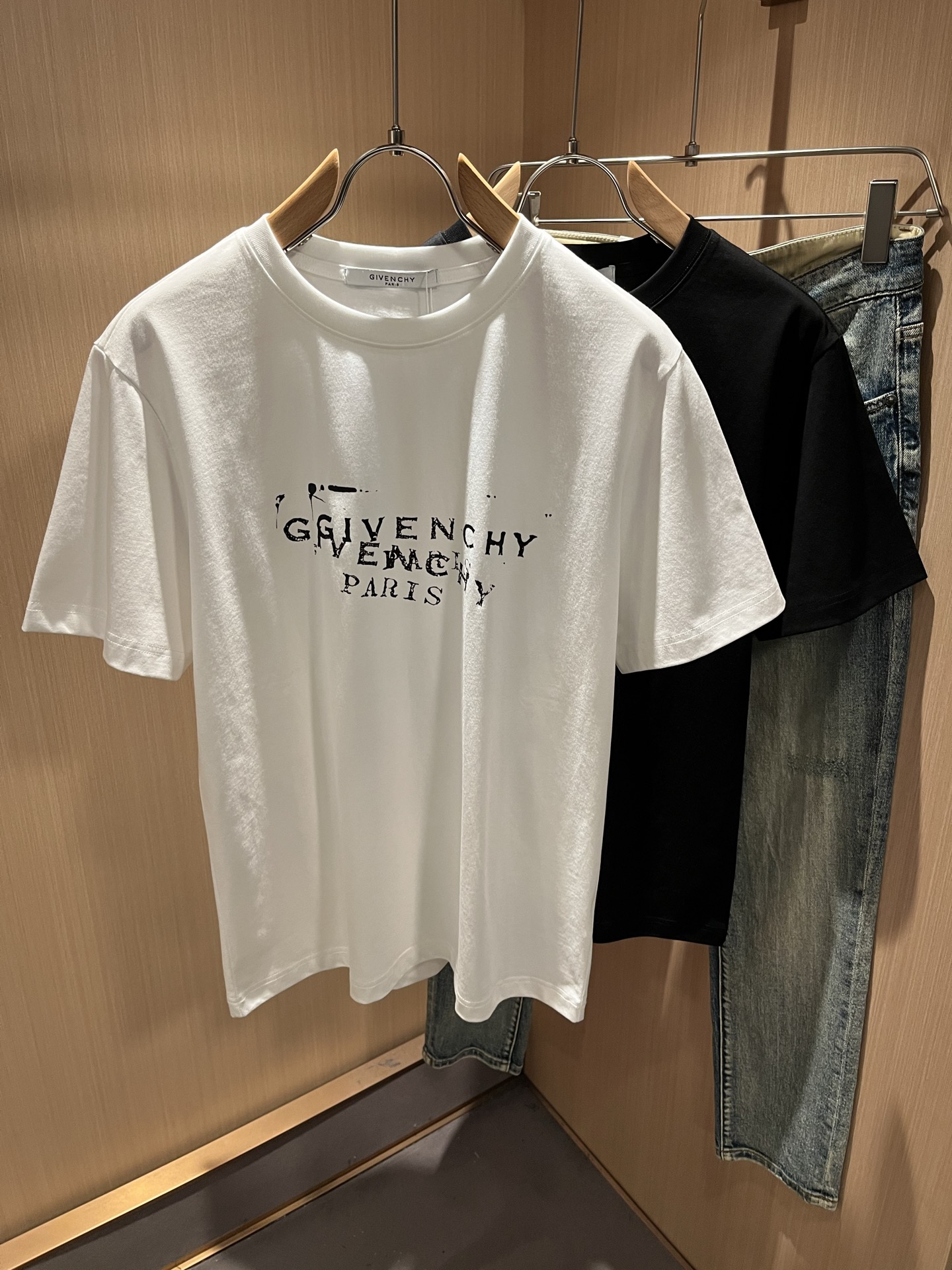 Giv*chy/纪*希2026春夏新款男士短袖T恤，主创时尚注入了全新时尚能量。通过探索各种题材和性感魅