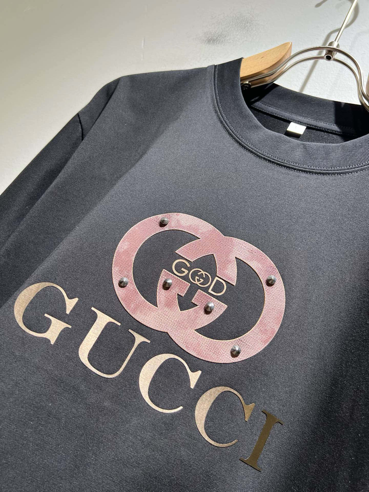 Gucc*古家 2026春夏新款男女同情侣款👫休闲宽松棉质圆领短袖T恤衫！贸易公司渠道稀出，同步官网发售