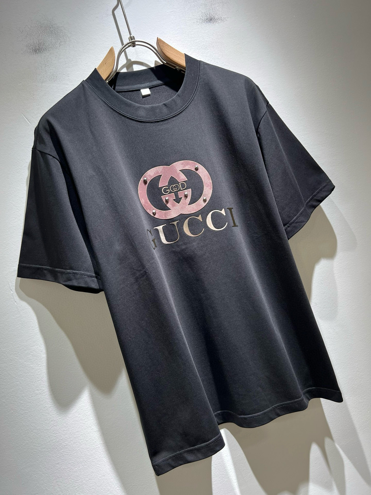Gucc*古家 2026春夏新款男女同情侣款👫休闲宽松棉质圆领短袖T恤衫！贸易公司渠道稀出，同步官网发售
