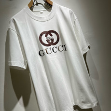 Gucc*古家 2026春夏新款男女同情侣款👫休闲宽松棉质圆领短袖T恤衫!贸易公司渠道稀出,同步官网发售 Gucc*古家 2026春夏新款男女同情侣款👫休闲宽松棉质圆领短袖T恤衫!贸易公司渠道稀出,同步官网发售