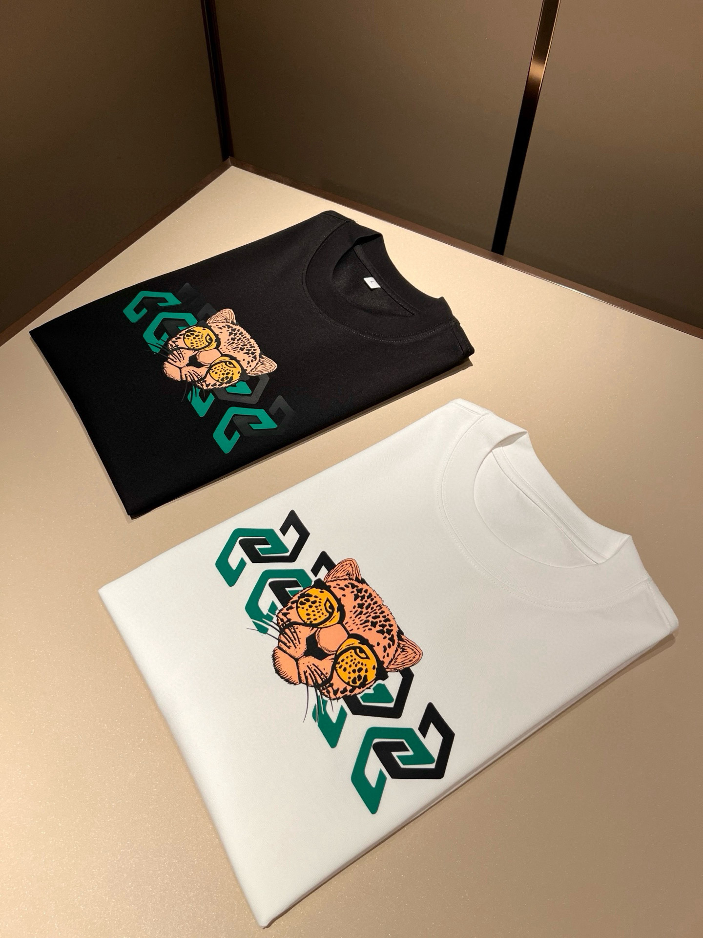 Gucc*古家 2026春夏新款男女同情侣款👫休闲宽松棉质圆领短袖T恤衫！贸易公司渠道稀出，同步官网发售