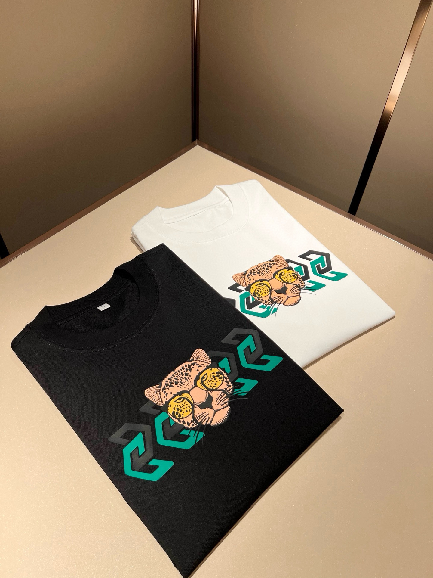 Gucc*古家 2026春夏新款男女同情侣款👫休闲宽松棉质圆领短袖T恤衫！贸易公司渠道稀出，同步官网发售