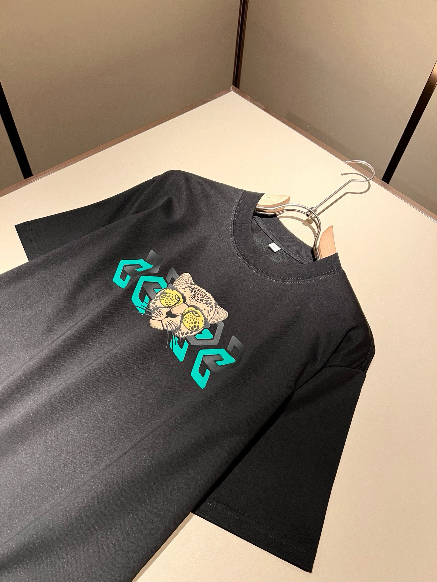 Gucc*古家 2026春夏新款男女同情侣款👫休闲宽松棉质圆领短袖T恤衫！贸易公司渠道稀出，同步官网发售