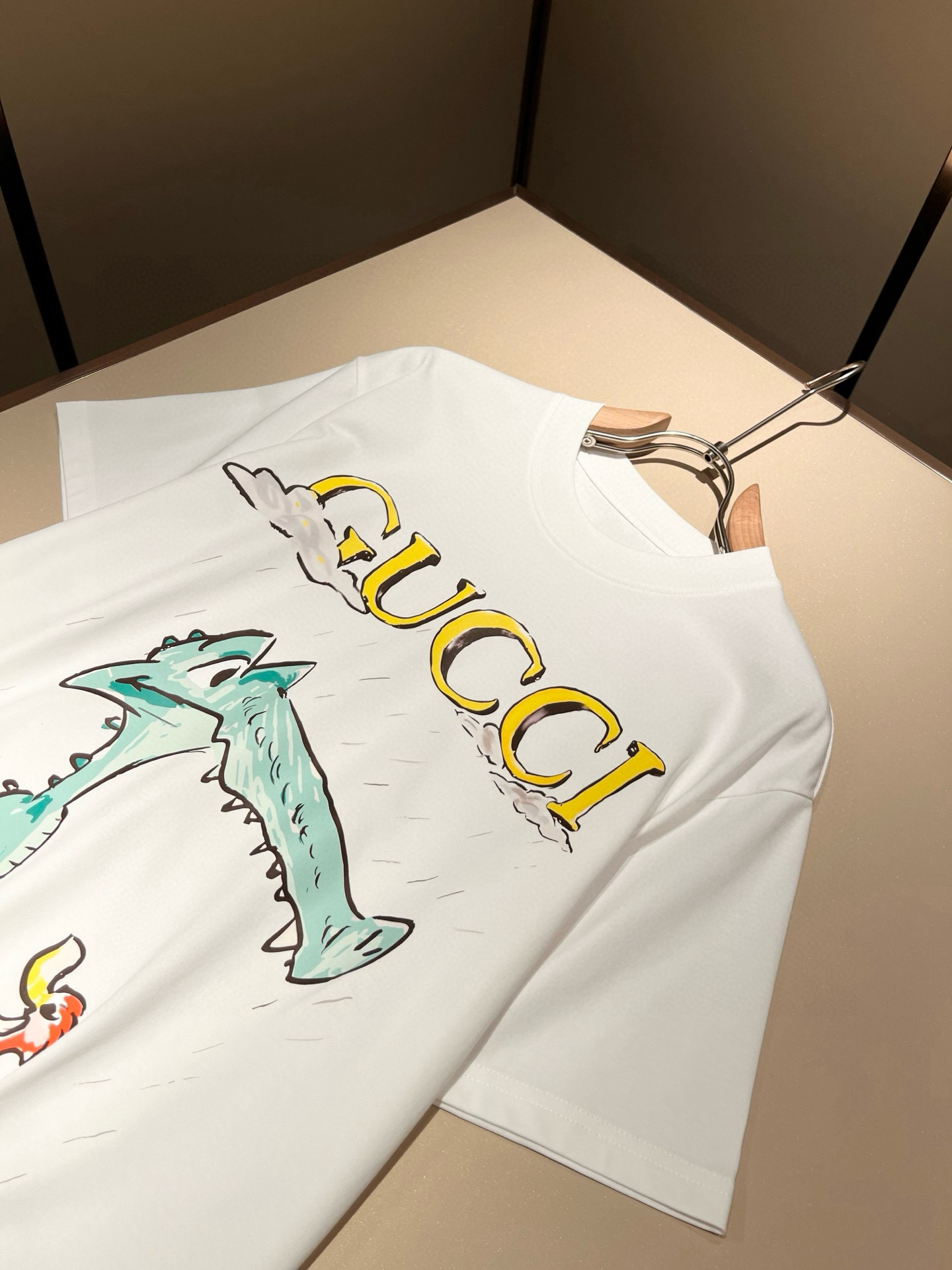 Gucc*古家 2026春夏新款男女同情侣款👫休闲宽松棉质圆领短袖T恤衫！贸易公司渠道稀出，同步官网发售