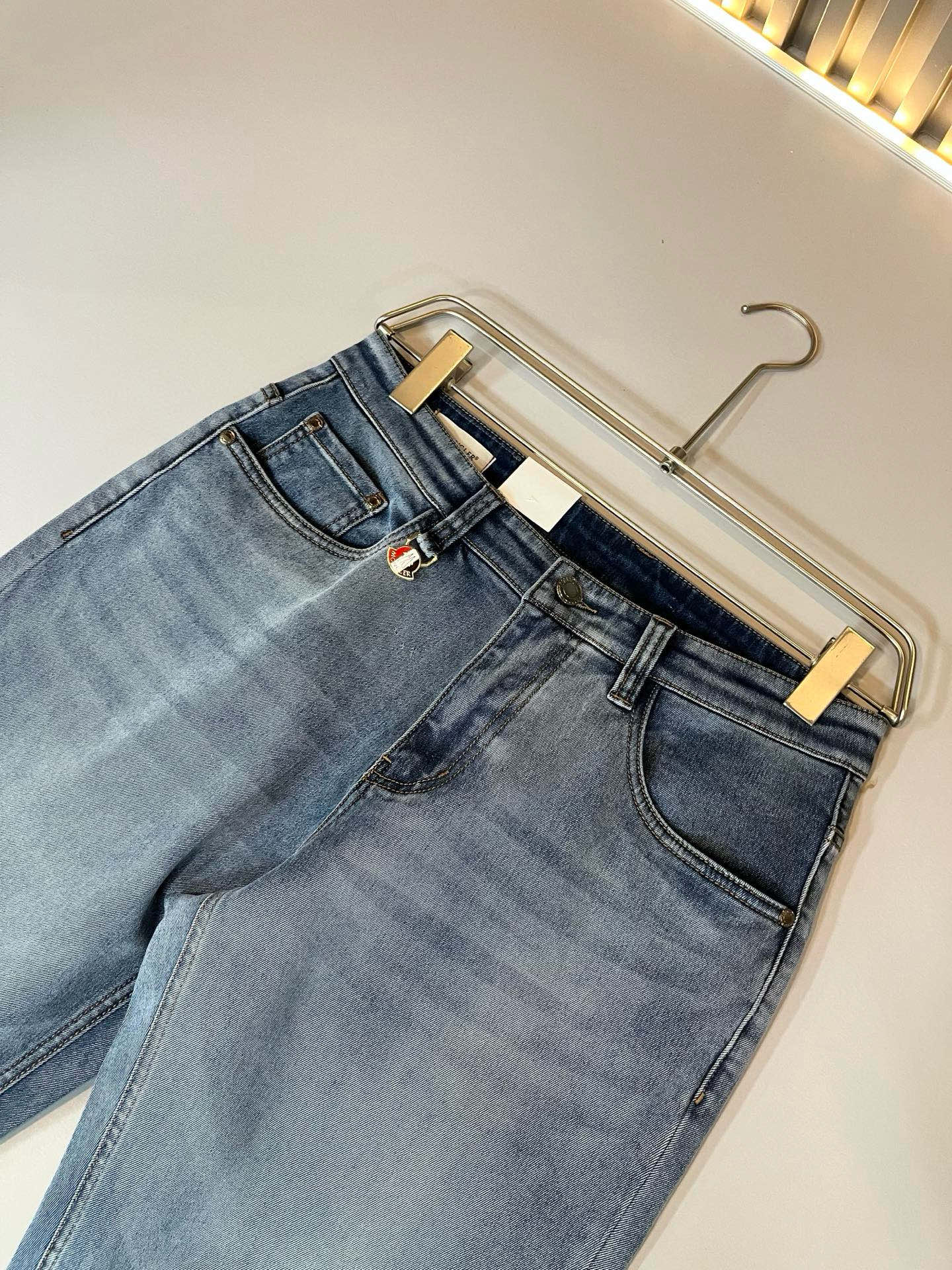 MONC蒙*口2026春夏新款牛仔裤，贸易公司渠道稀出，同步官网发售！M稀缺渠道订单臻品，品质控闭眼收走