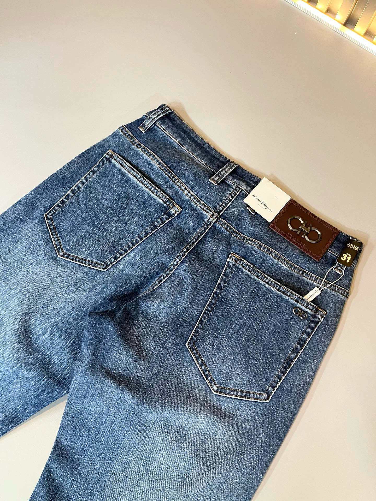 Ferraga*mo菲拉*慕2026春夏新款男款休闲小直筒牛仔裤 原单品质，原单品质高端时尚休闲水洗牛仔