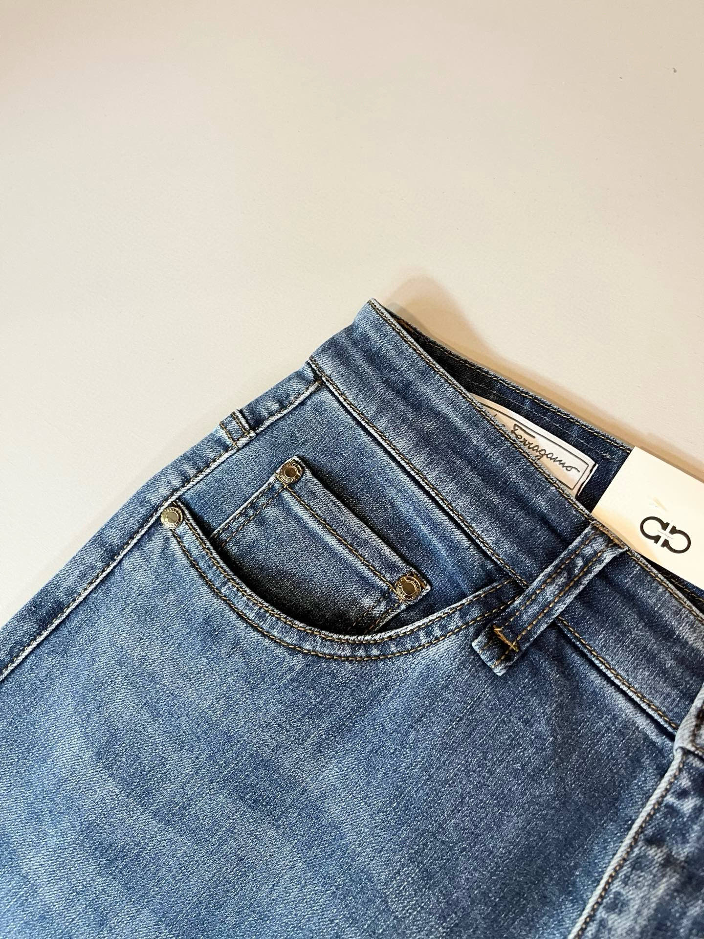 Ferraga*mo菲拉*慕2026春夏新款男款休闲小直筒牛仔裤 原单品质，原单品质高端时尚休闲水洗牛仔