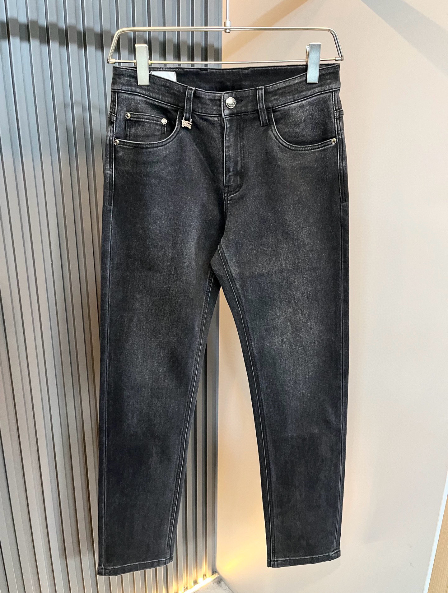 BURBER*Y巴*莉 2026春夏新品男士高端休闲百搭牛仔裤！对于BUR粉丝来说，这样大气的经典设计足