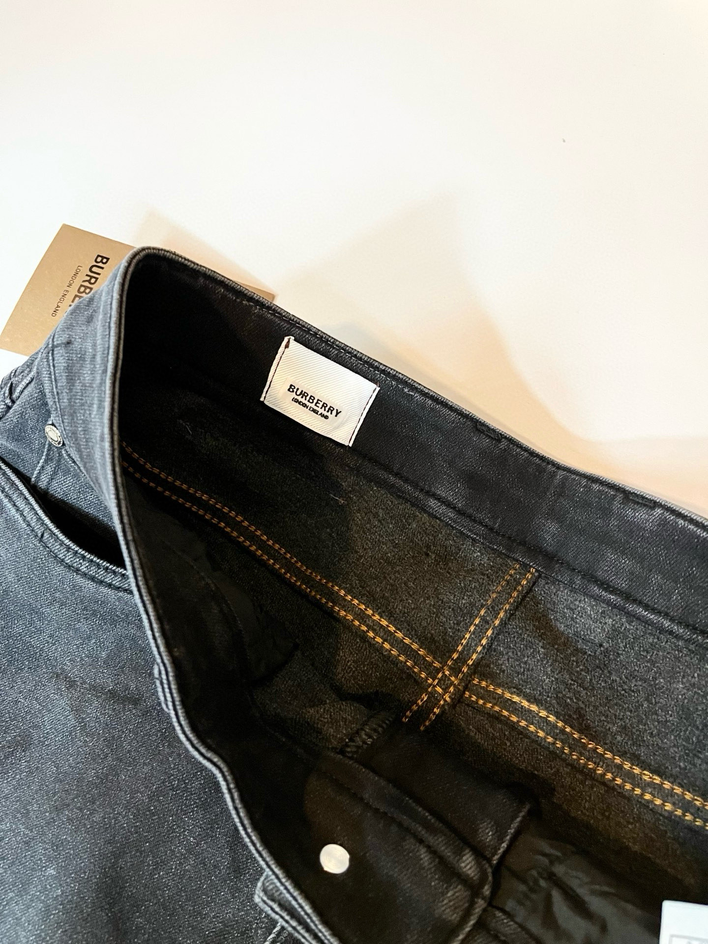 BURBER*Y巴*莉 2026春夏新品男士高端休闲百搭牛仔裤！对于BUR粉丝来说，这样大气的经典设计足