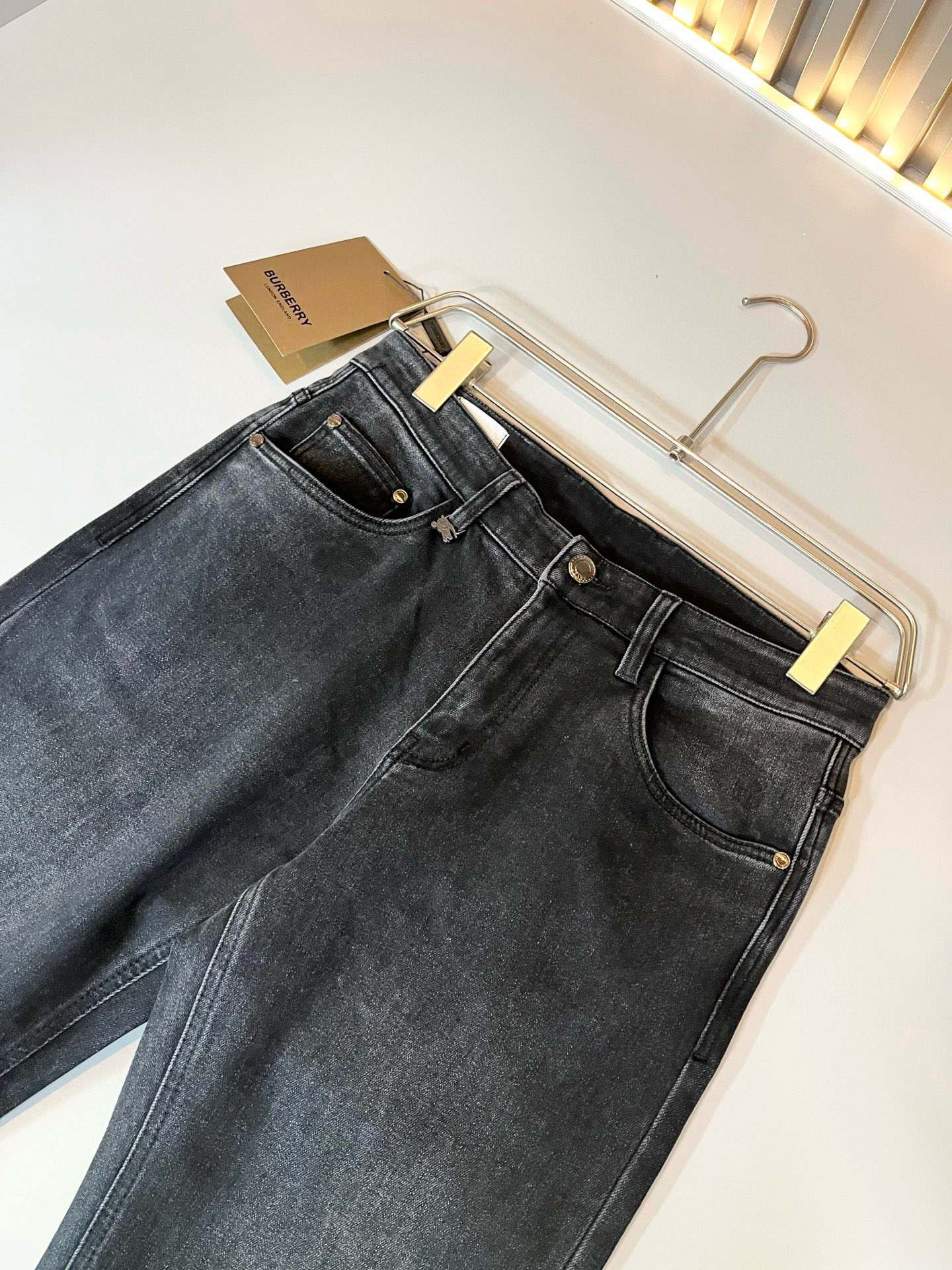 BURBER*Y巴*莉 2026春夏新品男士高端休闲百搭牛仔裤！对于BUR粉丝来说，这样大气的经典设计足