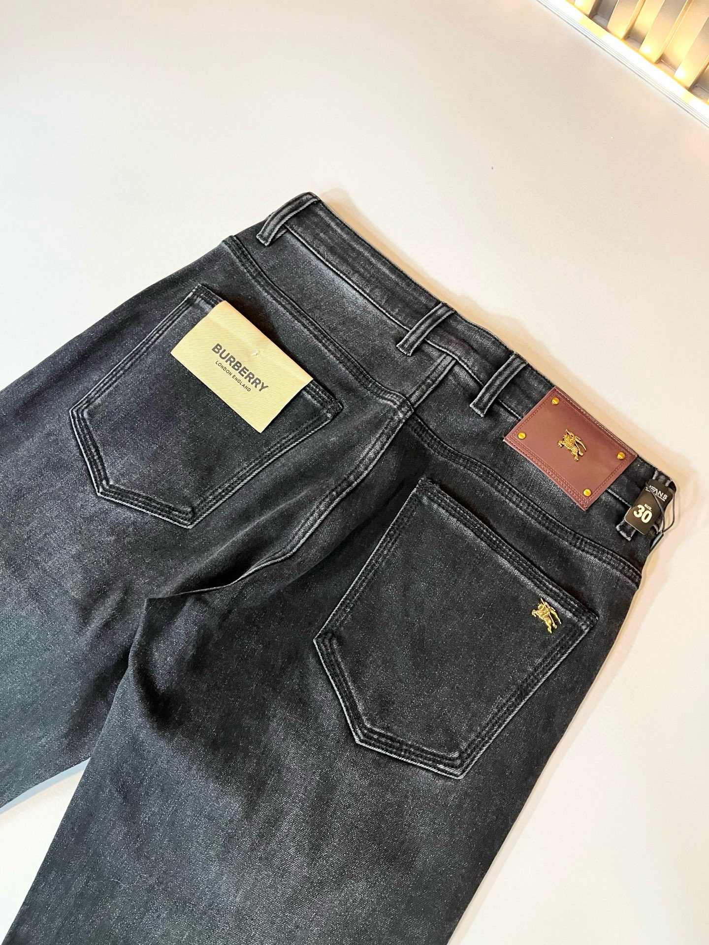 BURBER*Y巴*莉 2026春夏新品男士高端休闲百搭牛仔裤！对于BUR粉丝来说，这样大气的经典设计足