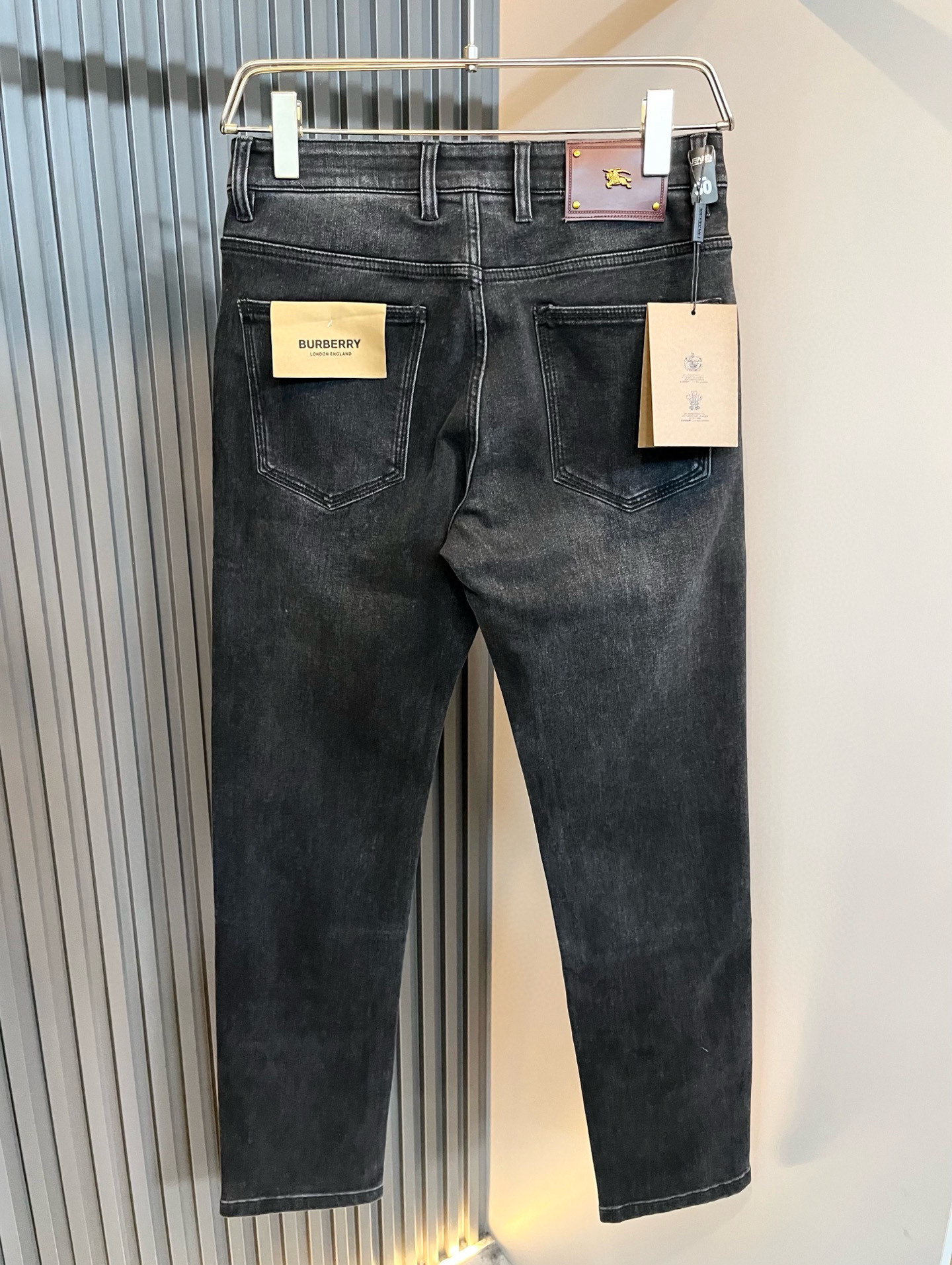 BURBER*Y巴*莉 2026春夏新品男士高端休闲百搭牛仔裤！对于BUR粉丝来说，这样大气的经典设计足