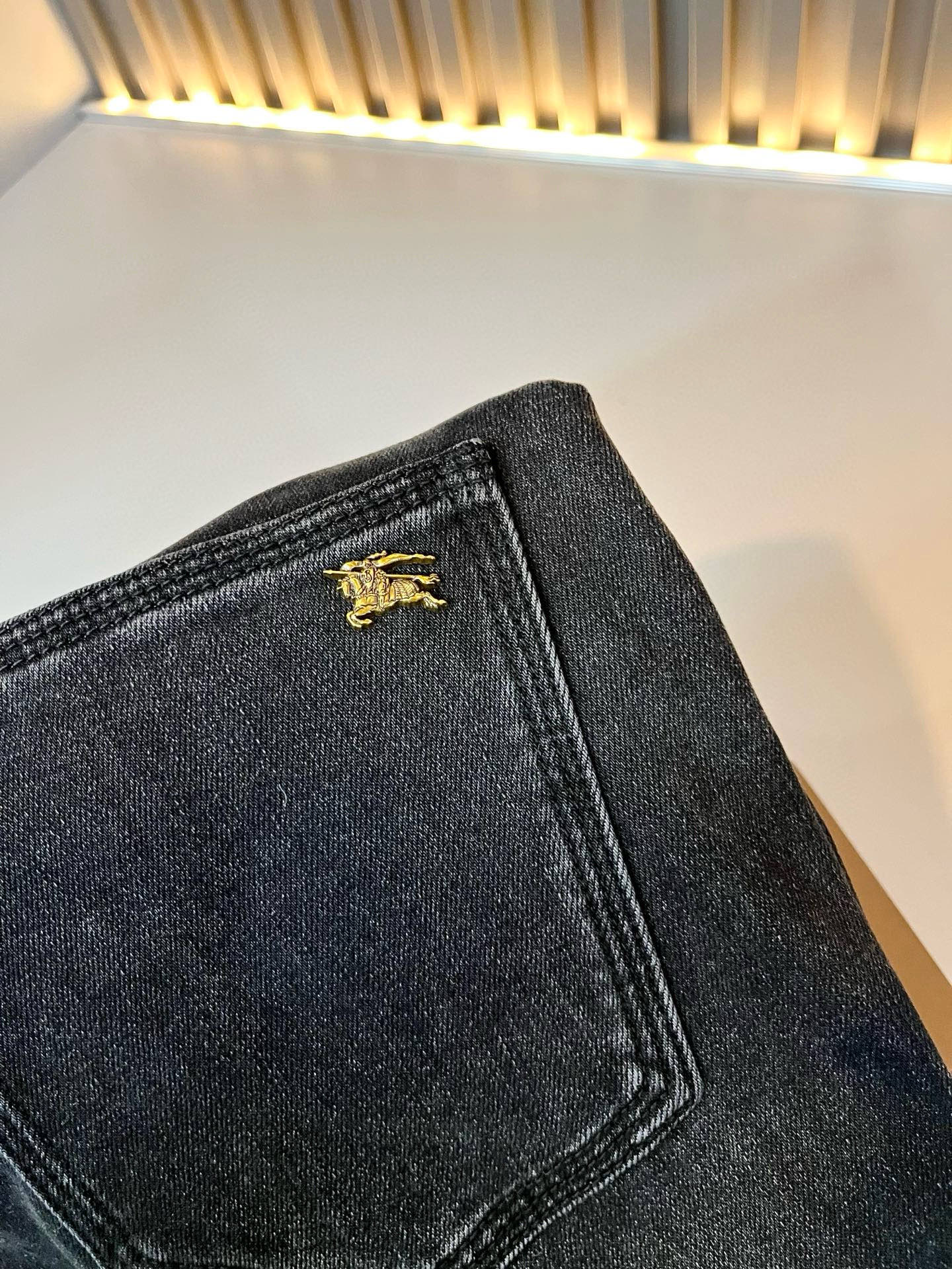 BURBER*Y巴*莉 2026春夏新品男士高端休闲百搭牛仔裤！对于BUR粉丝来说，这样大气的经典设计足