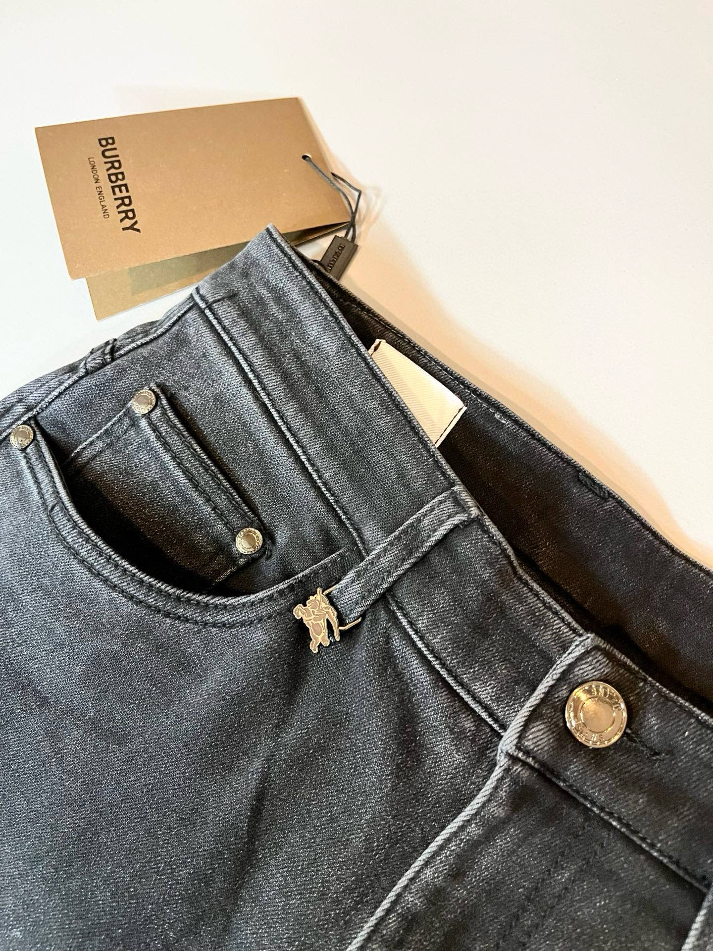 BURBER*Y巴*莉 2026春夏新品男士高端休闲百搭牛仔裤！对于BUR粉丝来说，这样大气的经典设计足