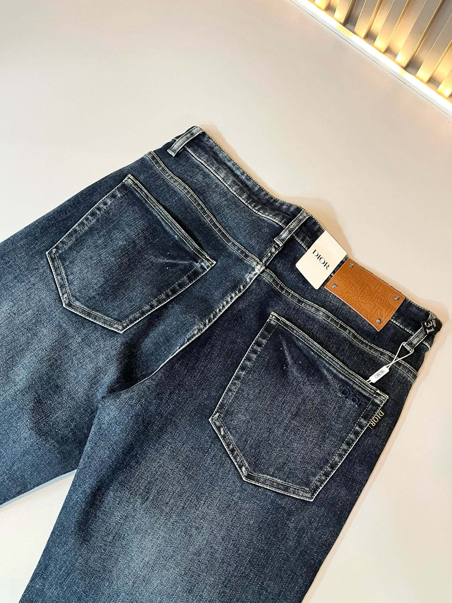Dio*r 迪家 2026春夏男士水洗小直筒牛仔裤！贸易公司渠道牛货，品相超赞，时尚圈万能的百搭裤王，欧