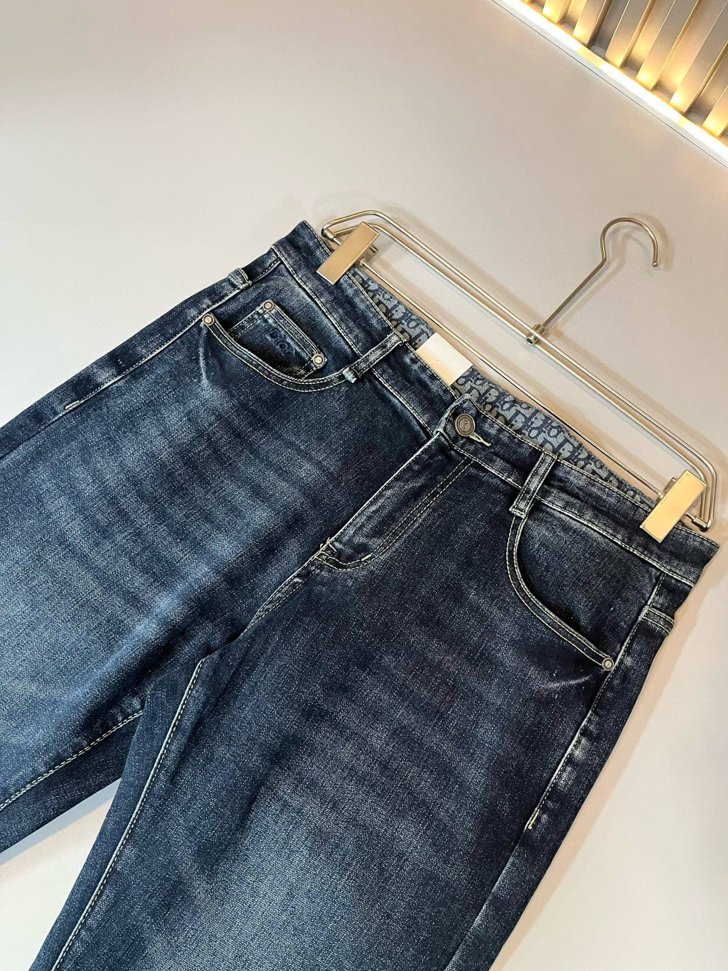 Dio*r 迪家 2026春夏男士水洗小直筒牛仔裤！贸易公司渠道牛货，品相超赞，时尚圈万能的百搭裤王，欧