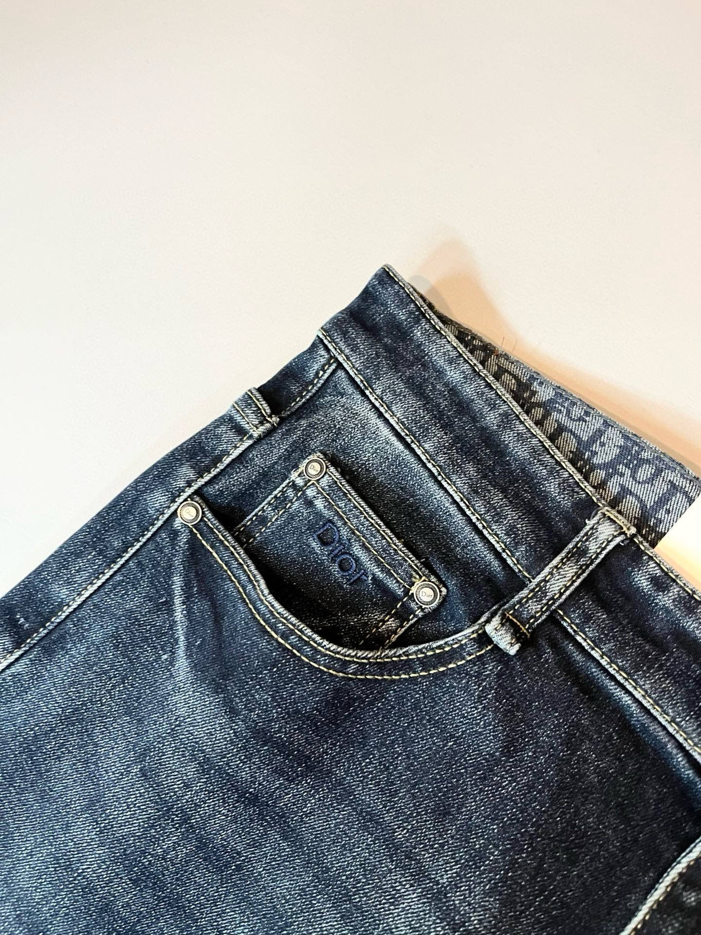 Dio*r 迪家 2026春夏男士水洗小直筒牛仔裤！贸易公司渠道牛货，品相超赞，时尚圈万能的百搭裤王，欧