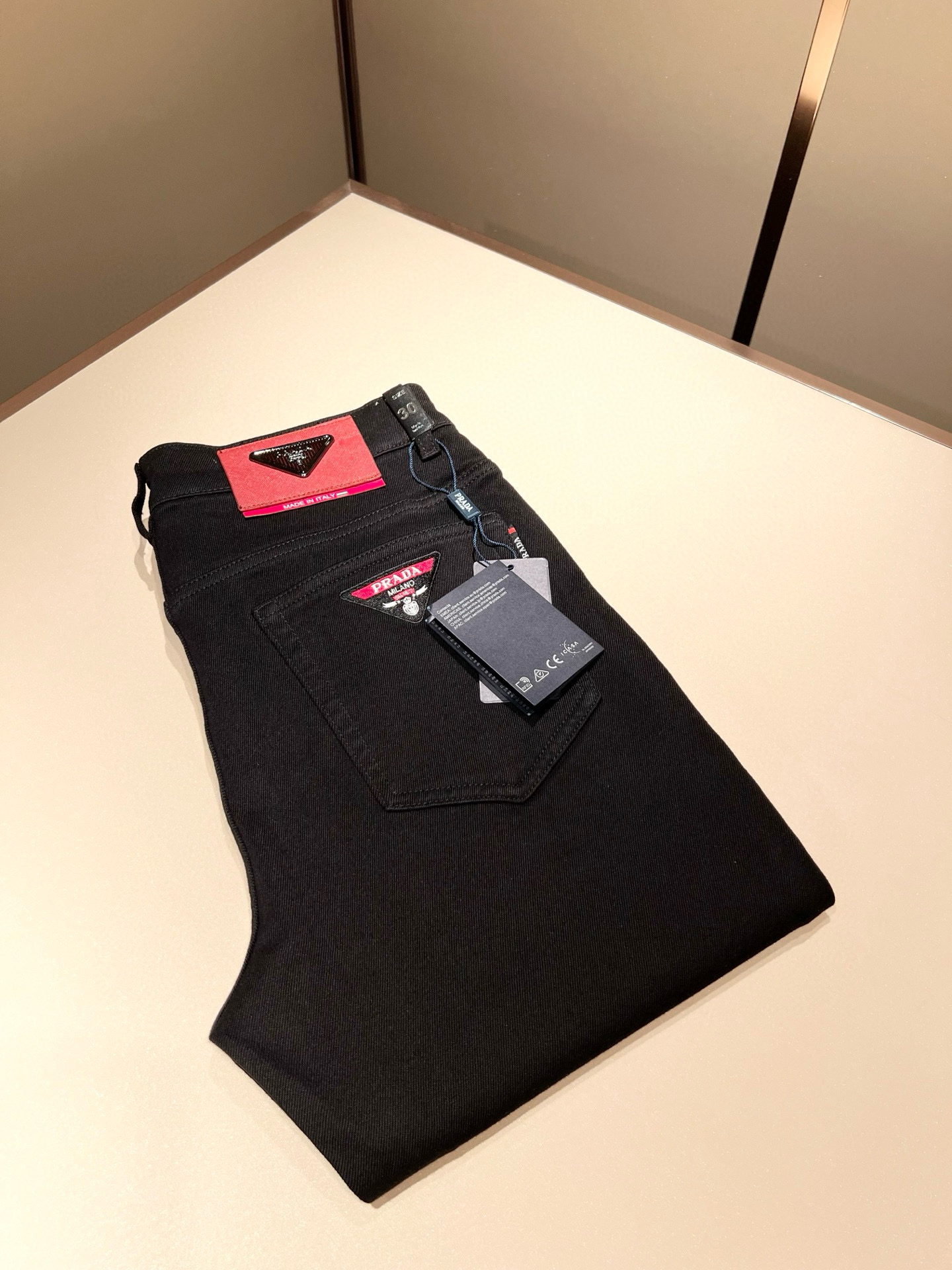 PRA*DA 普拉达 2026春夏新品发售！牛仔高级百搭实用主义不哗众取宠！港澳台地区限定款！！立体裁剪