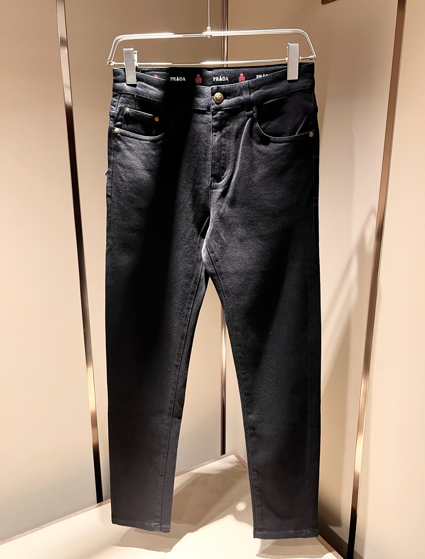 PRA*DA 普拉达 2026春夏新品发售！牛仔高级百搭实用主义不哗众取宠！港澳台地区限定款！！立体裁剪