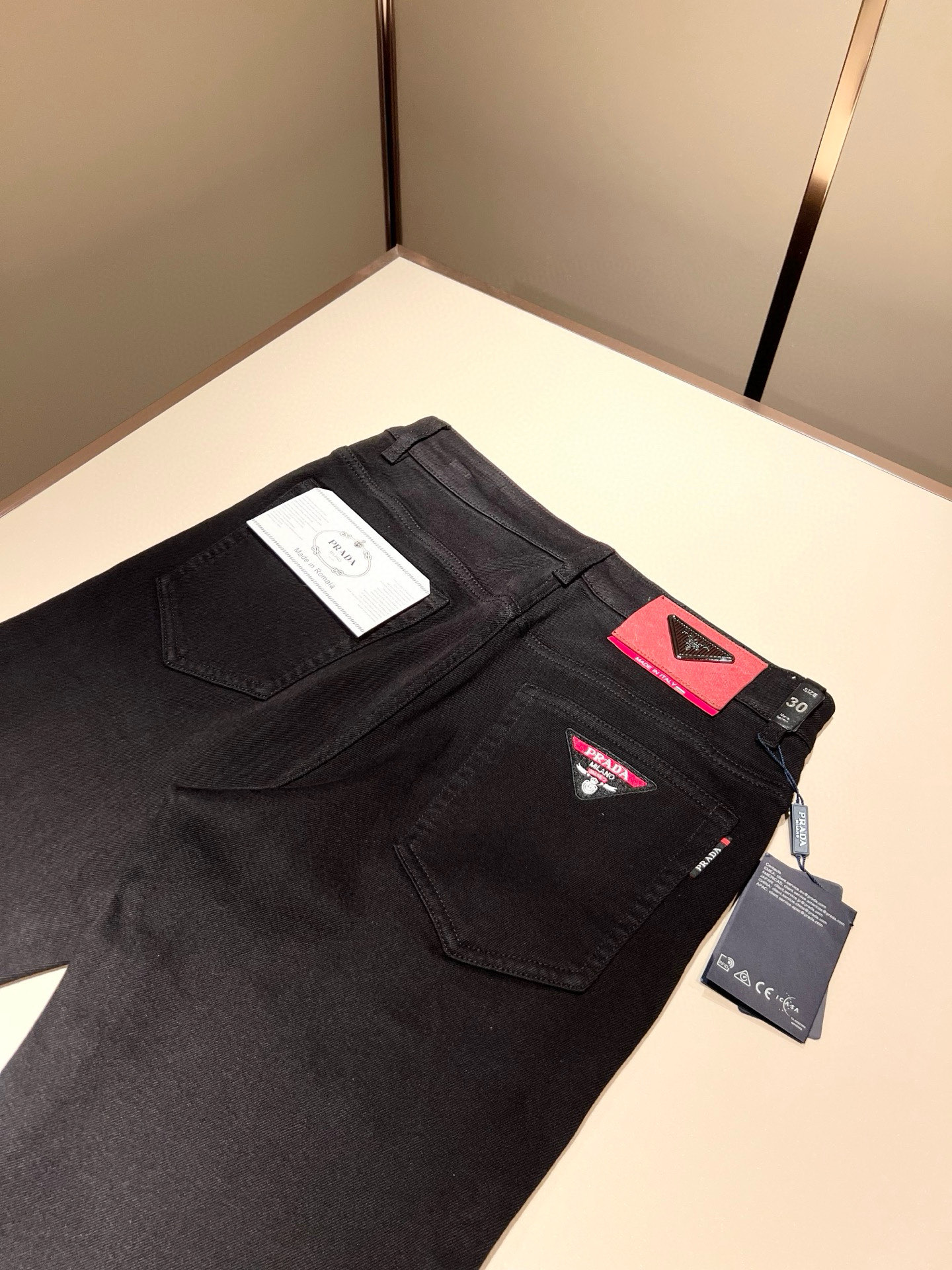 PRA*DA 普拉达 2026春夏新品发售！牛仔高级百搭实用主义不哗众取宠！港澳台地区限定款！！立体裁剪